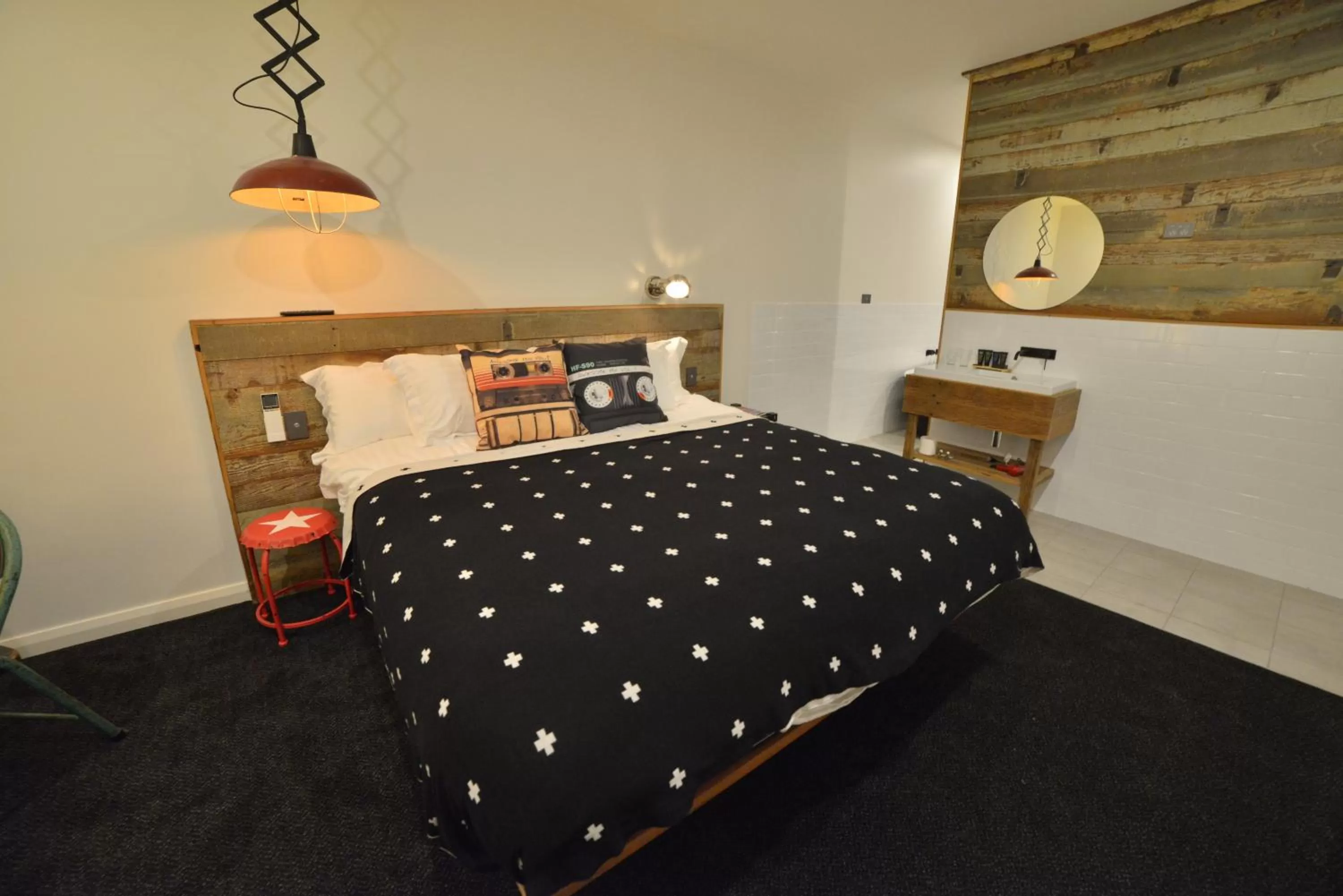 Photo of the whole room, Bed in Boogie Woogie Beach House