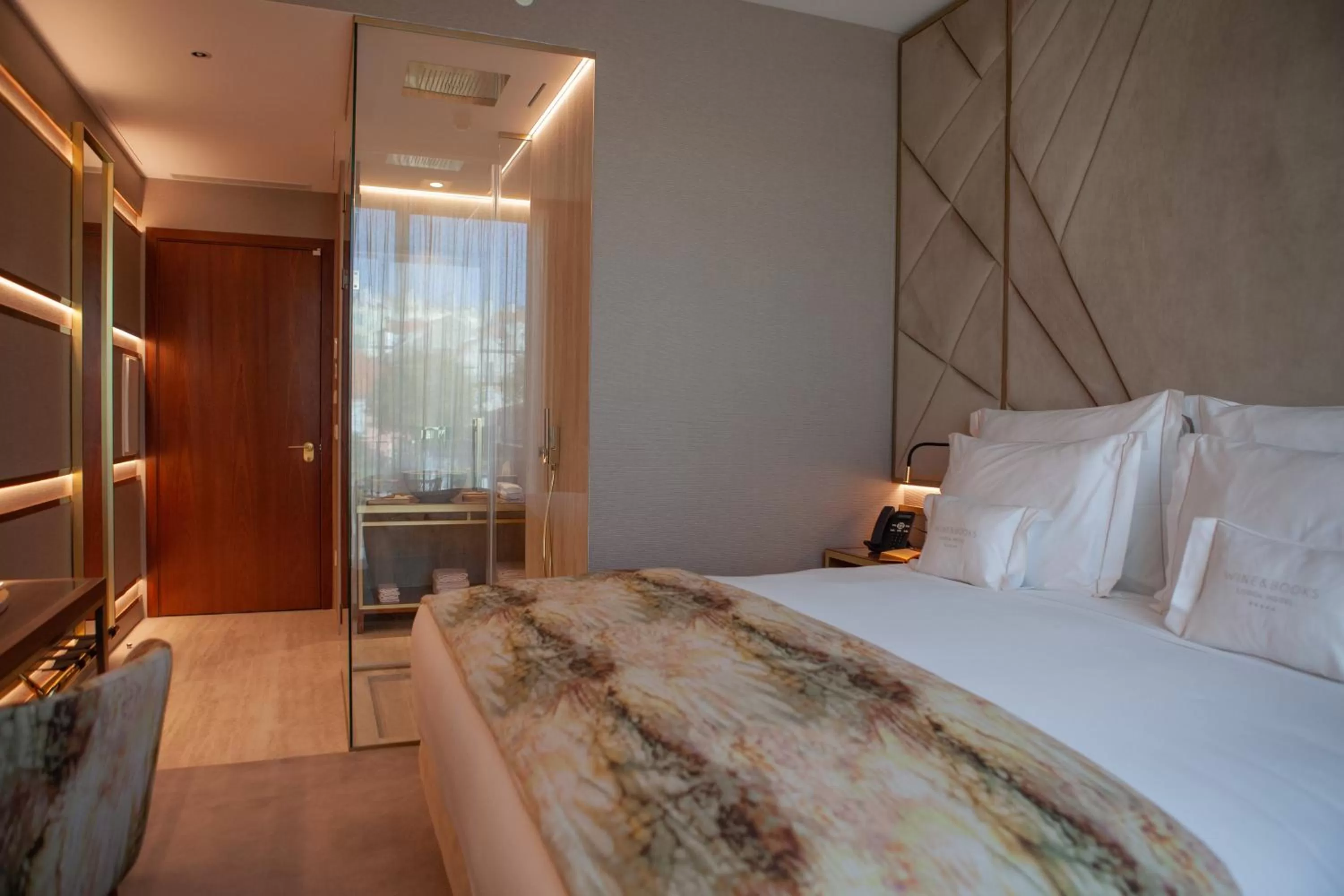 Shower, Bed in Wine & Books Lisboa Hotel