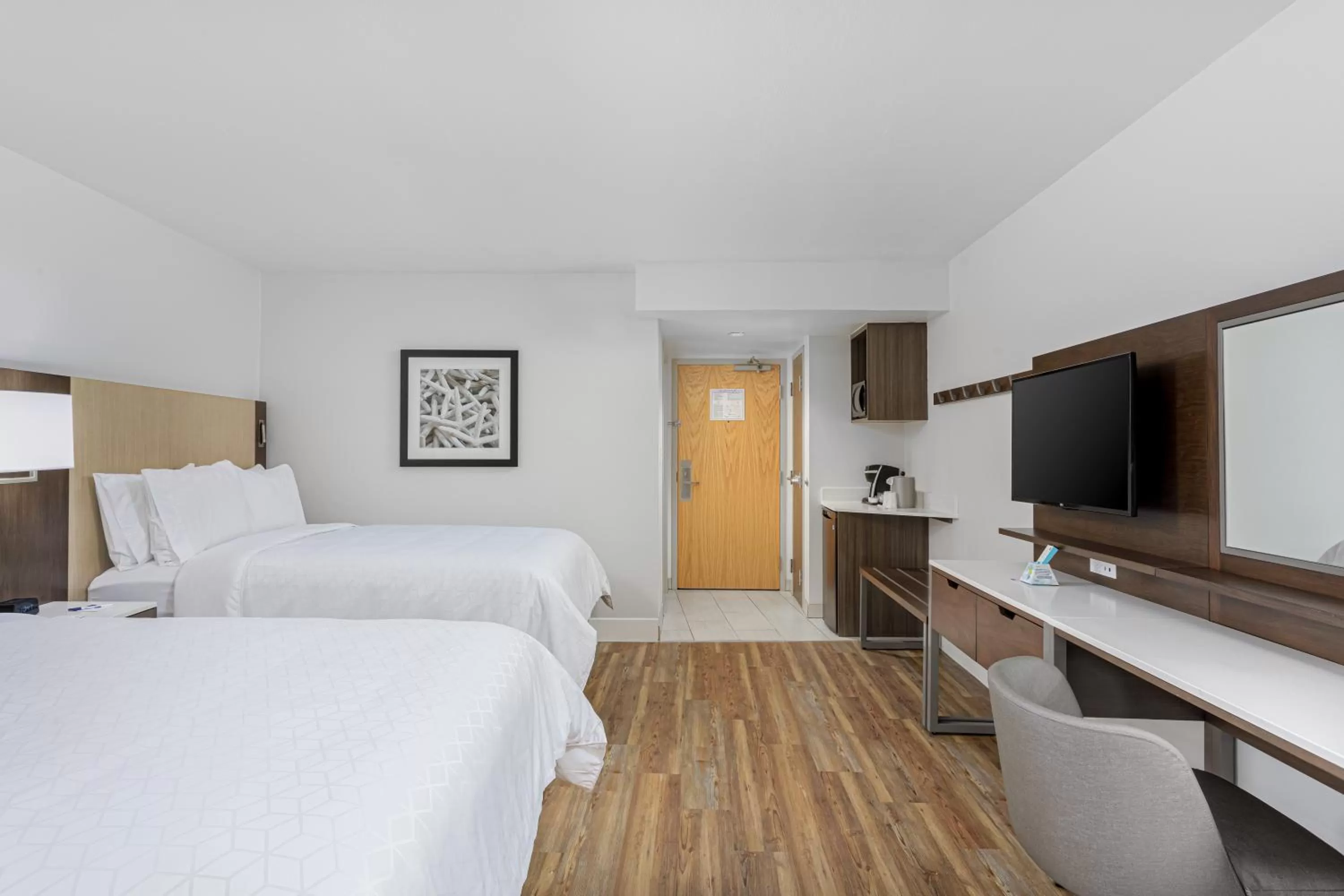 Photo of the whole room, Bed in Holiday Inn Express Pensacola Beach by IHG