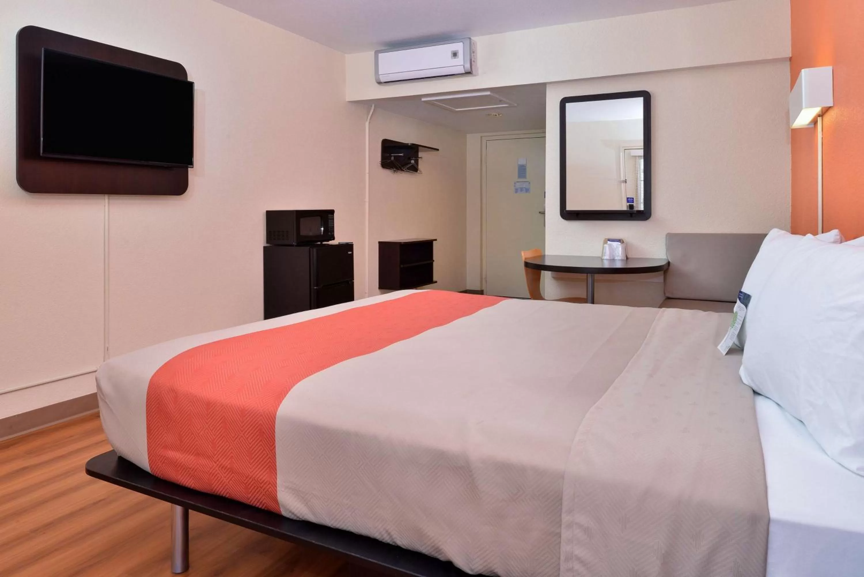 Photo of the whole room, Bed in Days Inn by Wyndham Brawley