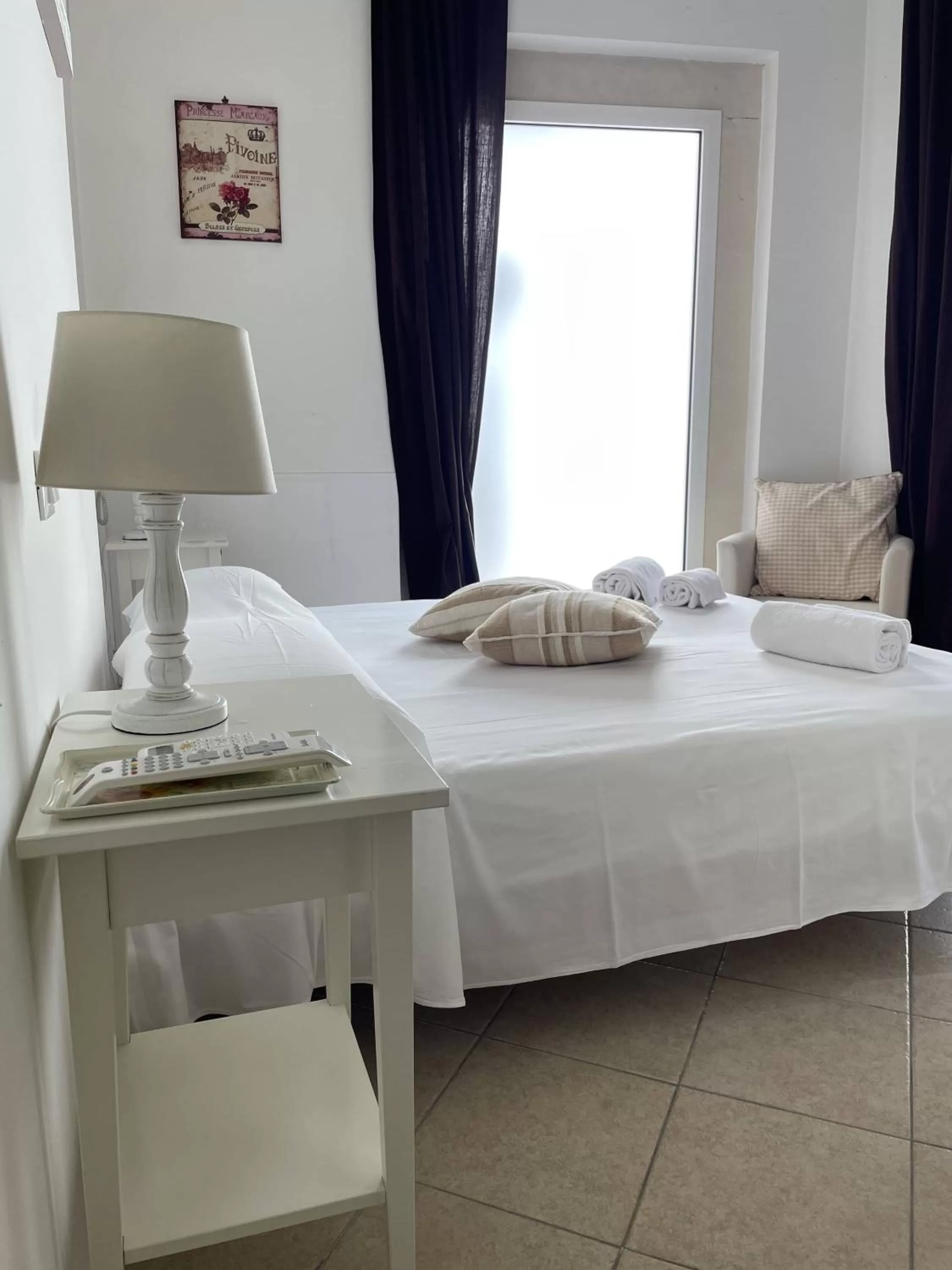 Photo of the whole room, Bed in Book and Bed