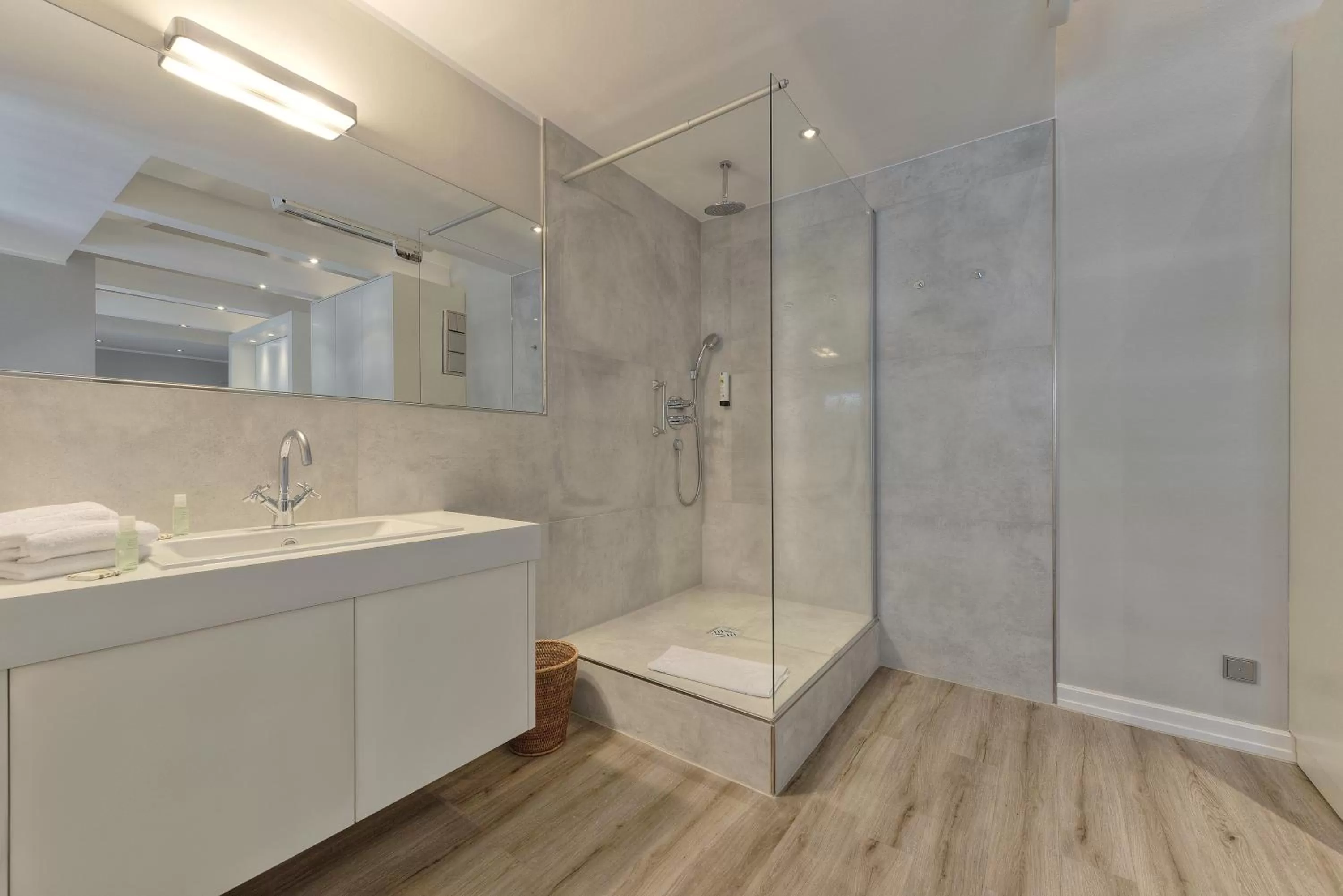 Photo of the whole room, Bathroom in Carlstadt Suites Düsseldorf