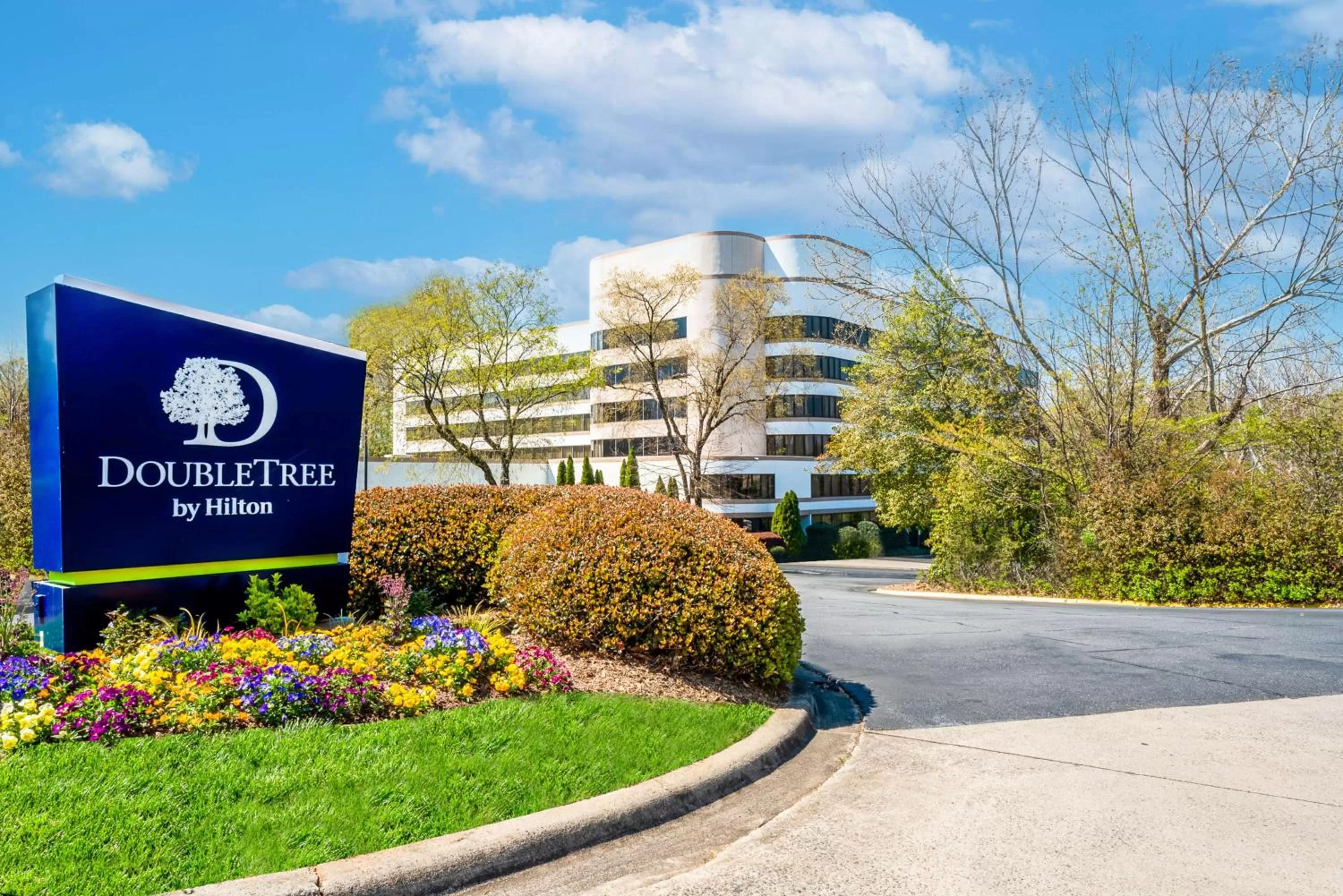Property building in DoubleTree by Hilton South Charlotte Tyvola