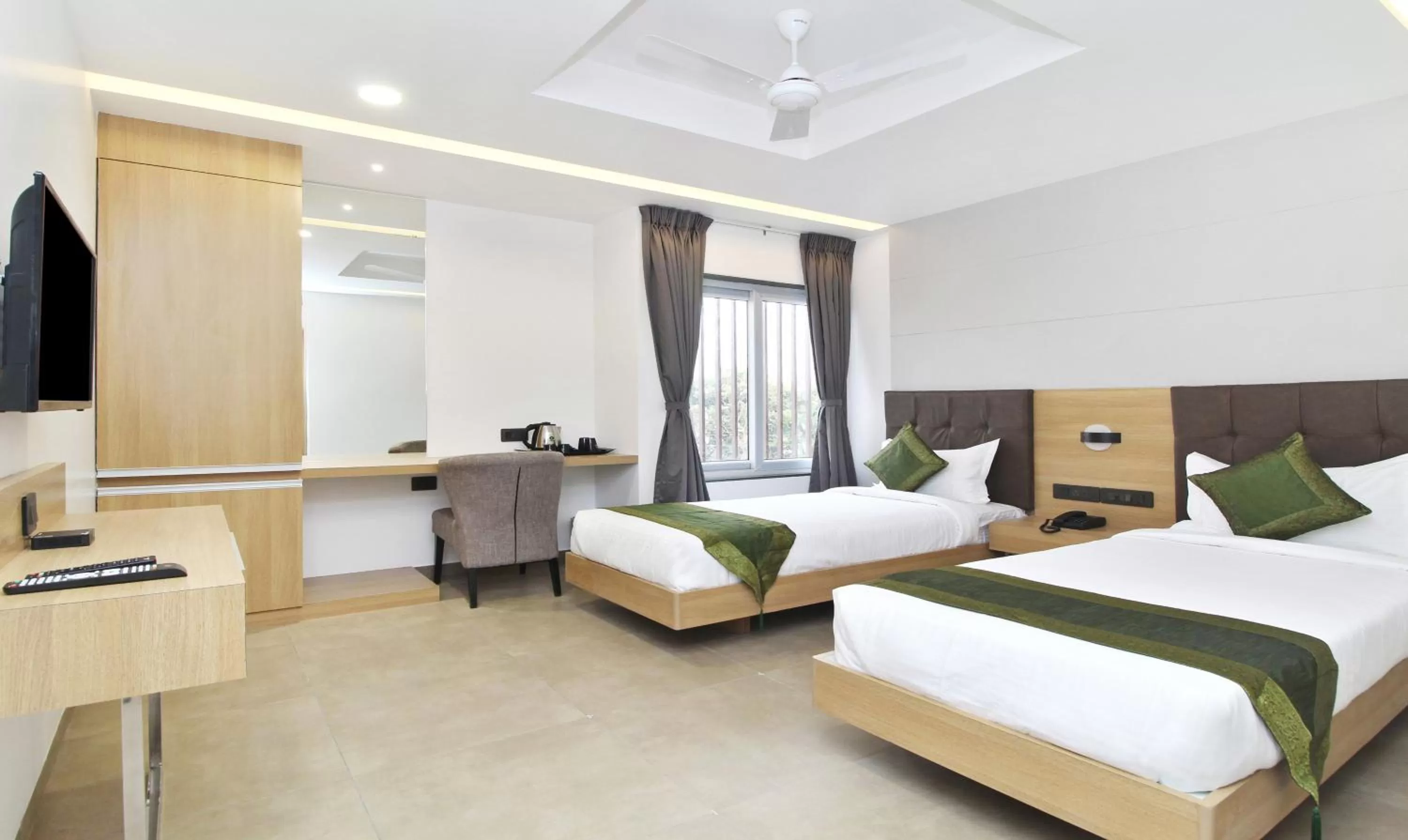 Bed in Treebo City Inn, Satara