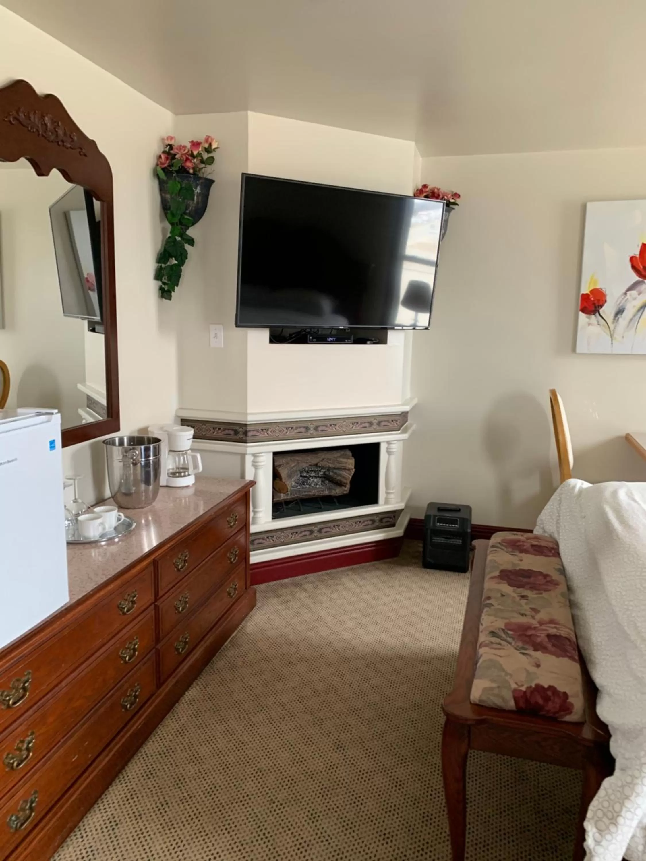 Bed in Lakeview Hotel