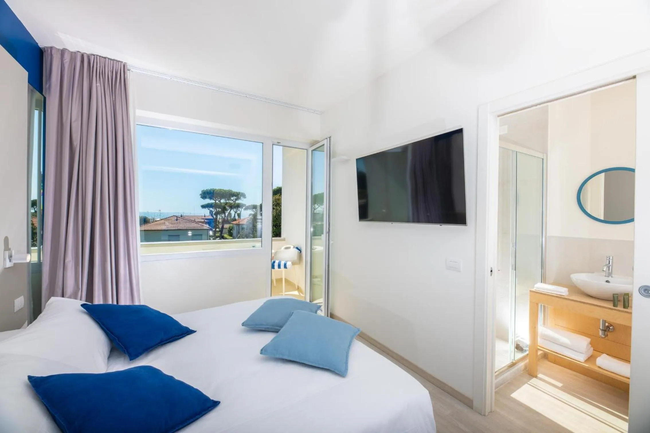 TV and multimedia, Bed in Amarina Hotel