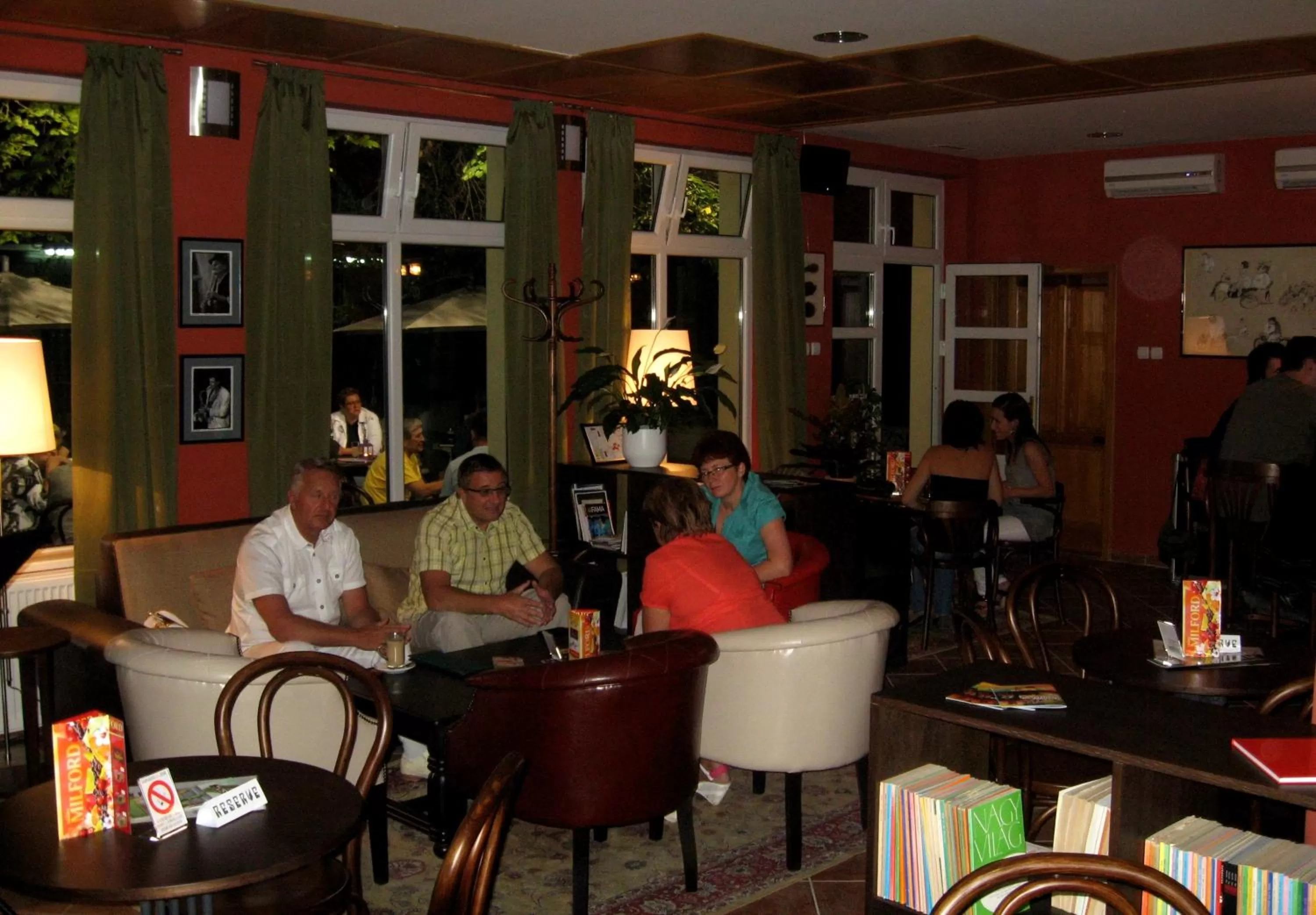 People, Restaurant/Places to Eat in Art Garni Hotel