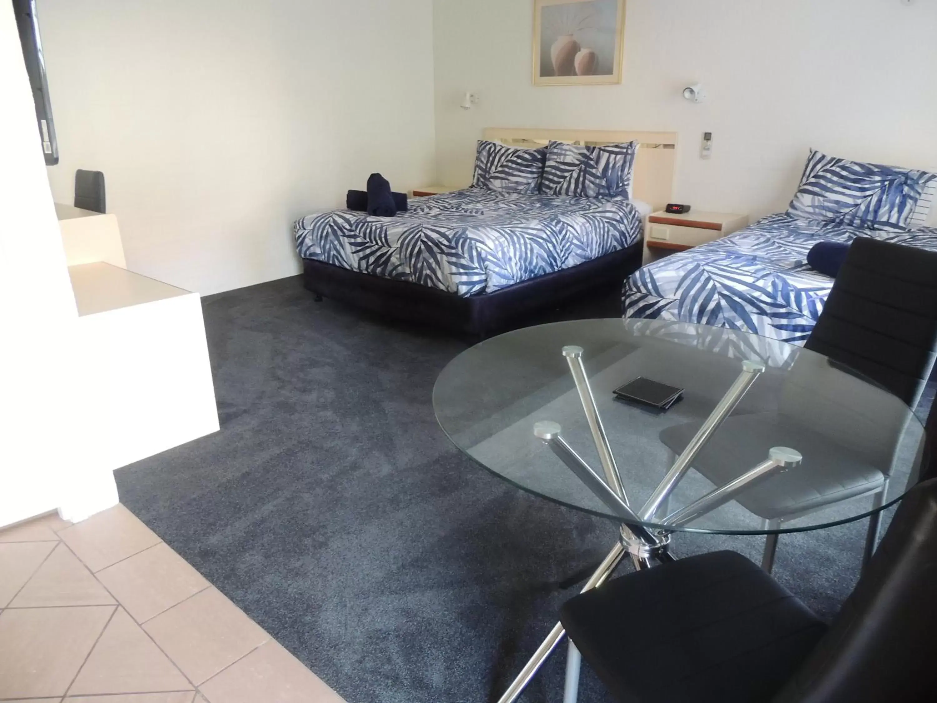 Deluxe Twin Room in Argyle Terrace Motor Inn Deluxe Twin Room in Argyle Terrace Motor Inn