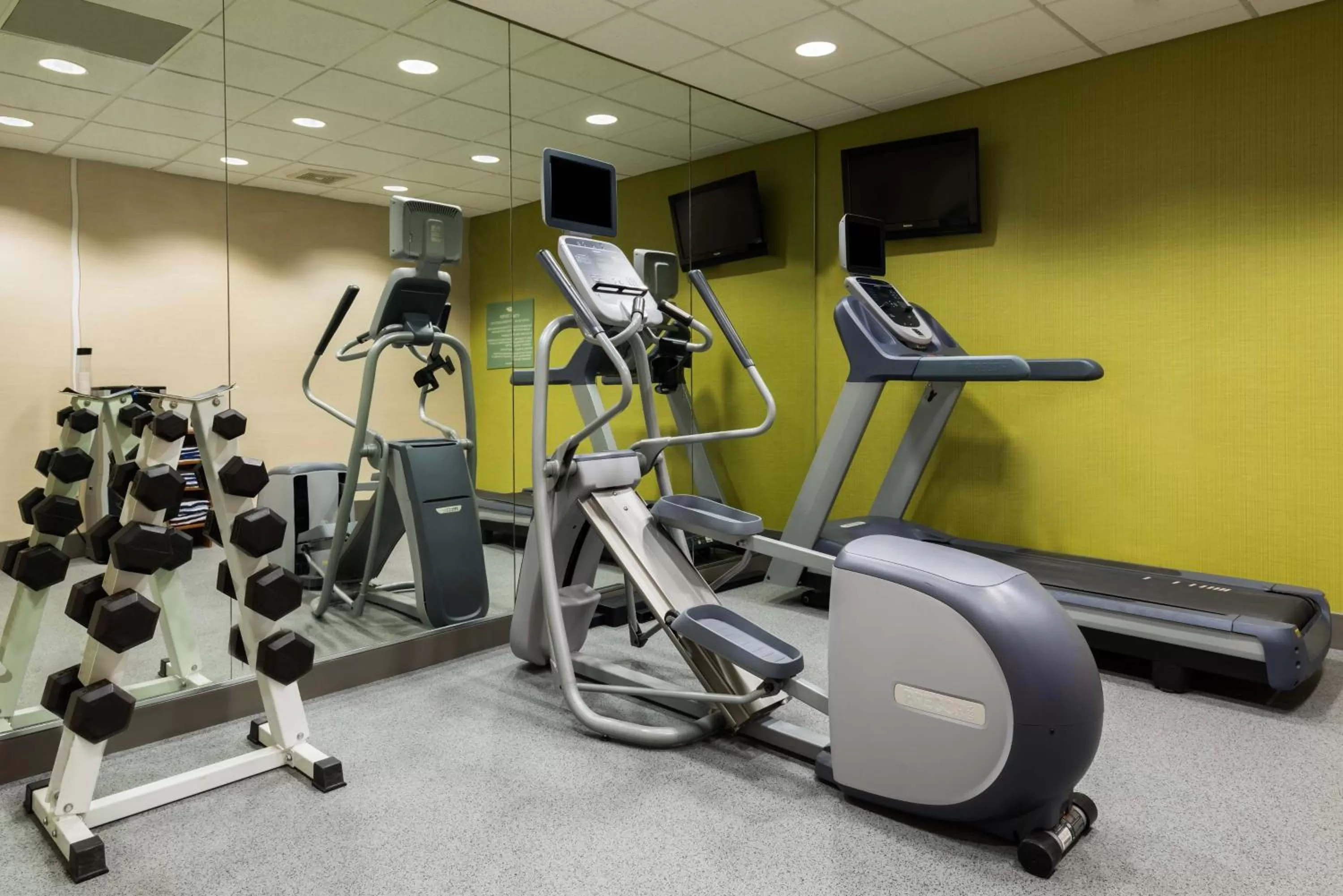 Fitness centre/facilities in Larkspur Landing Extended Stay Suites St Louis Riverport
