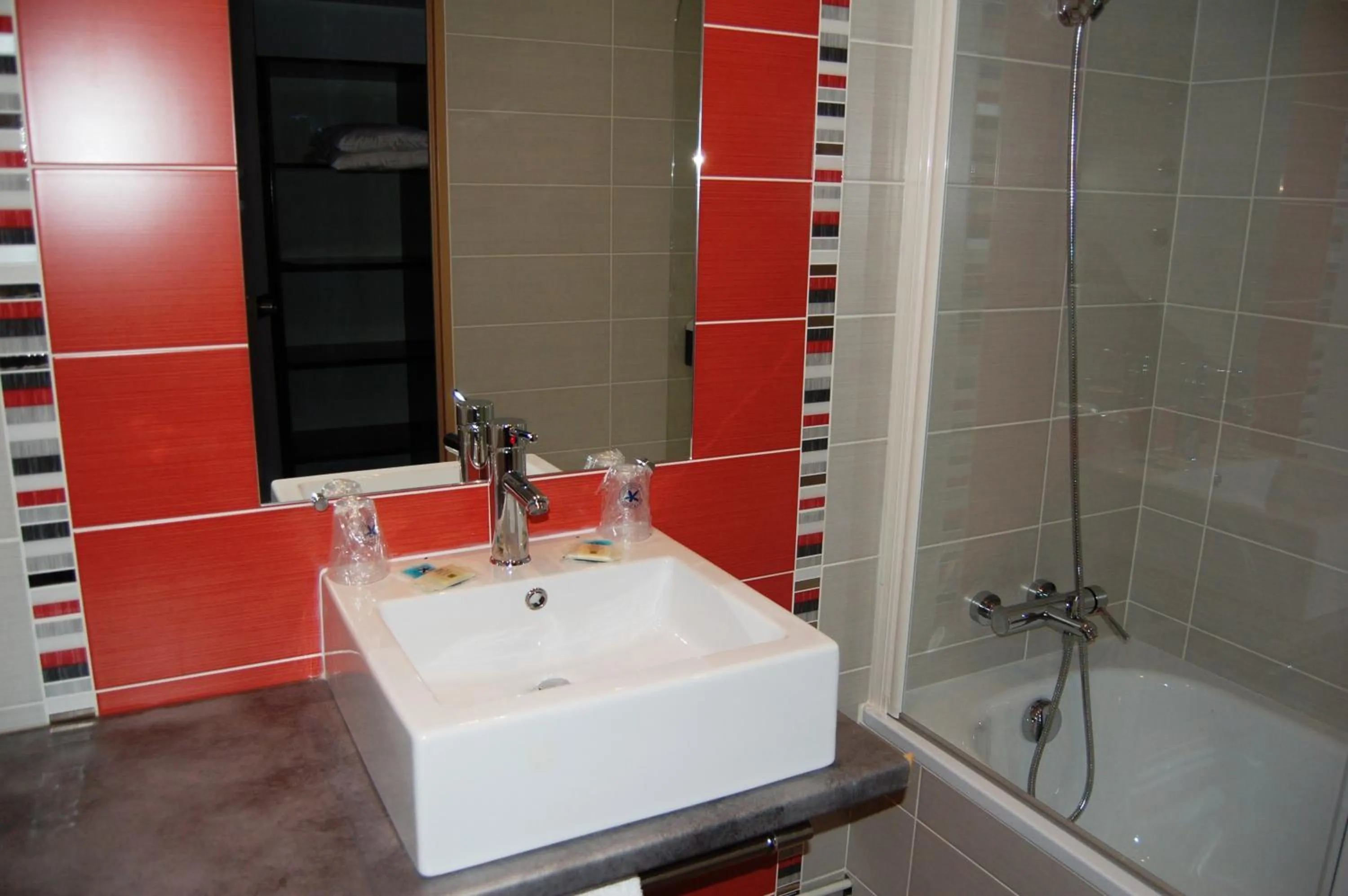 Bathroom in Hôtel Cositel, CIT'HOTEL Coutances