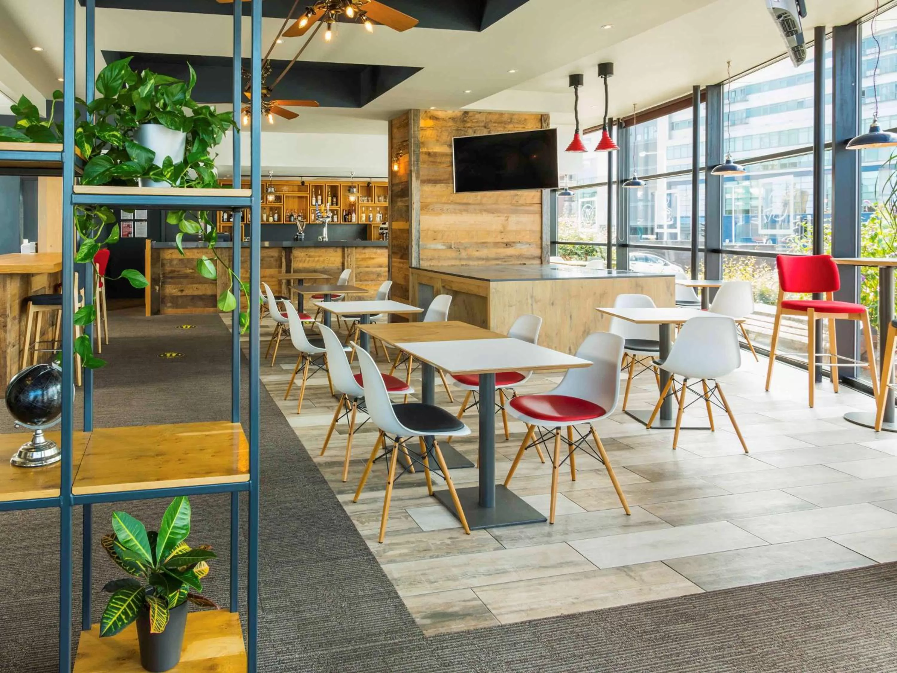 Restaurant/places to eat in ibis Leicester