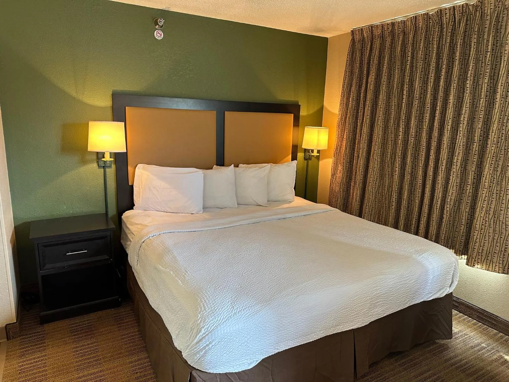 Bedroom, Bed in Red Roof Inn Southfield