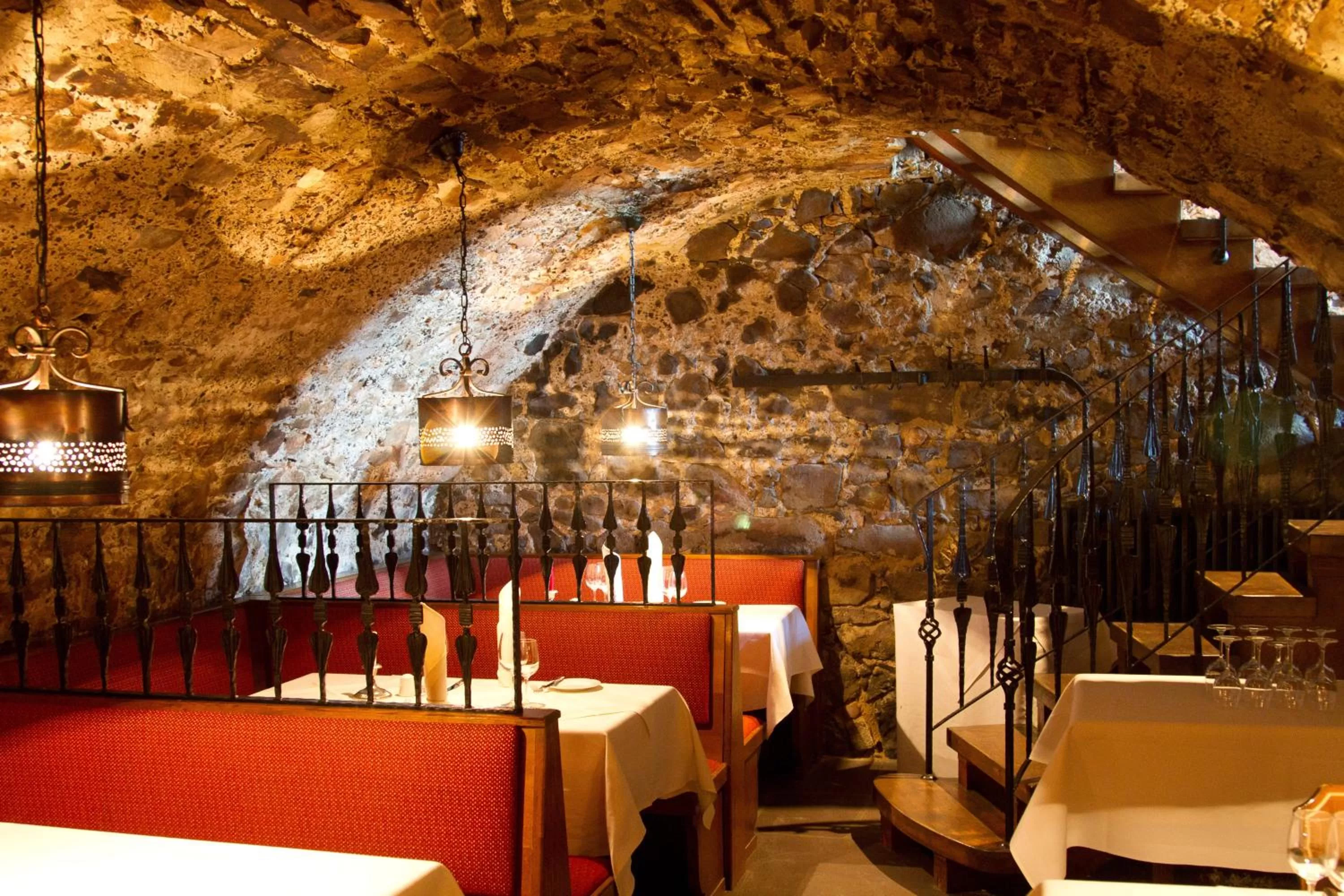 Restaurant/places to eat, Bed in Burghotel Staufenberg