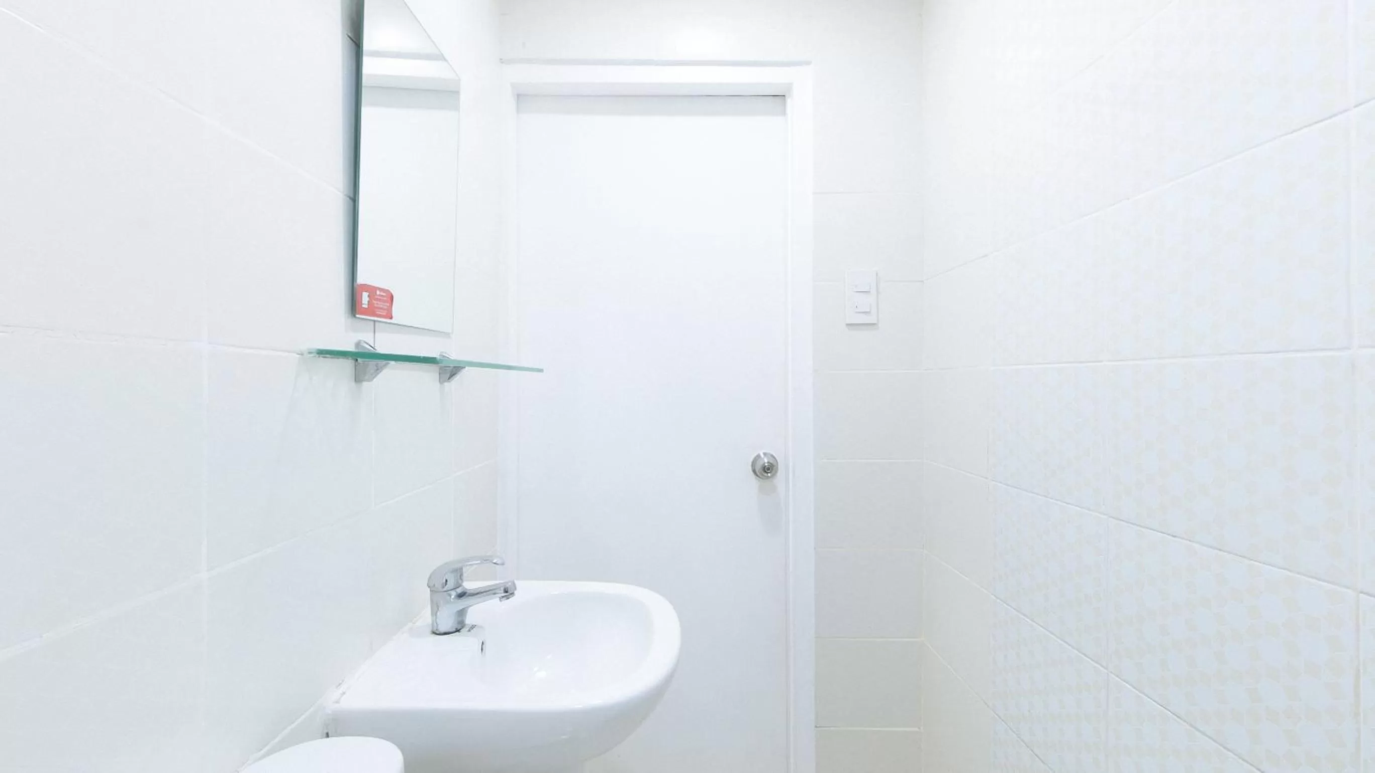 Bathroom in RedDoorz Premium near Greenbelt Makati - Vaccinated Staff