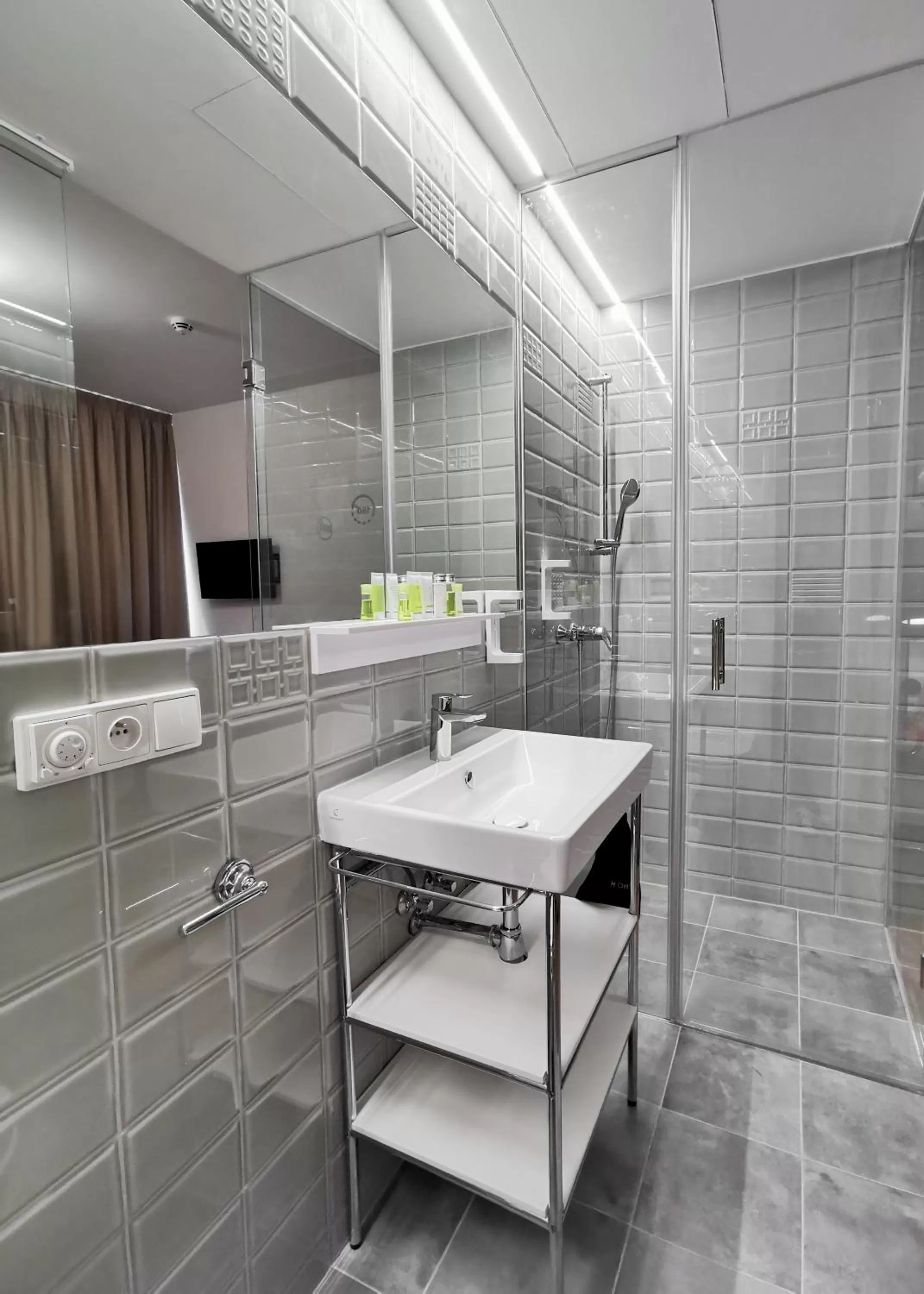 Shower in Hotel Avion - National Cultural Monument - ICONIC HOUSES ORG