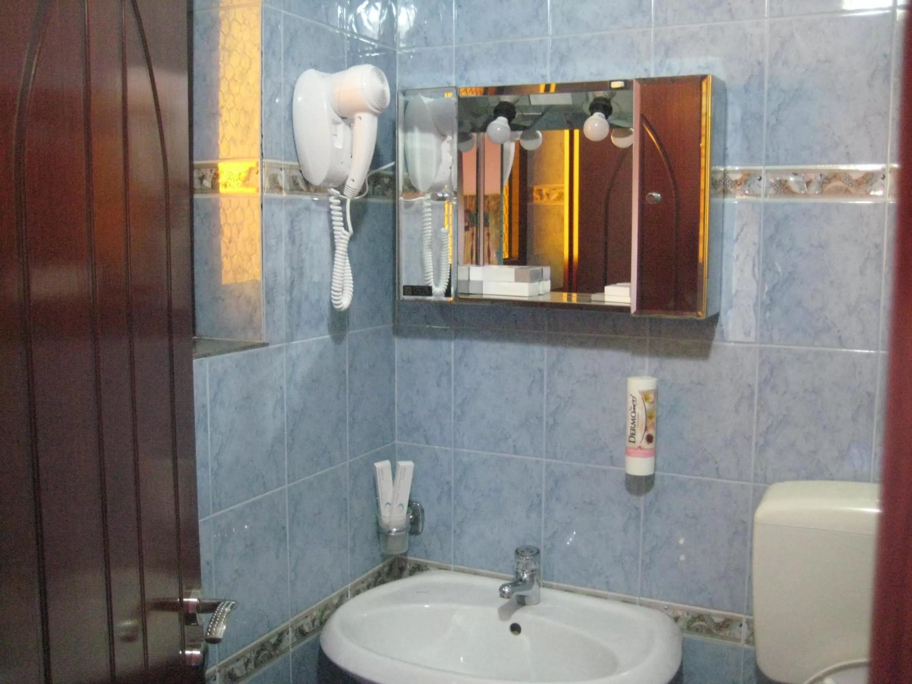 Bathroom in Drini Hotel