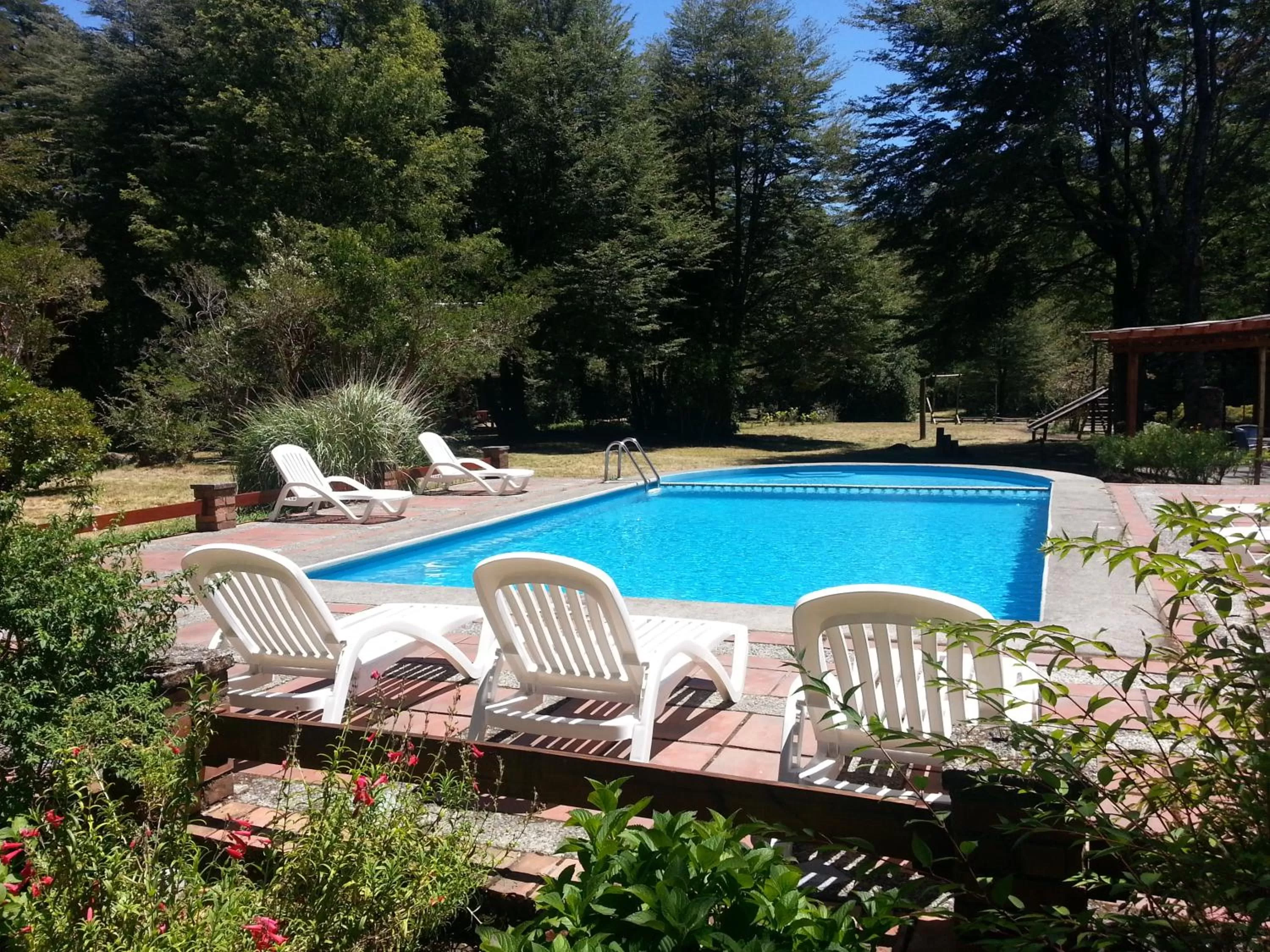 Swimming Pool in Hotel Posada del Río - Parque Metreñehue
