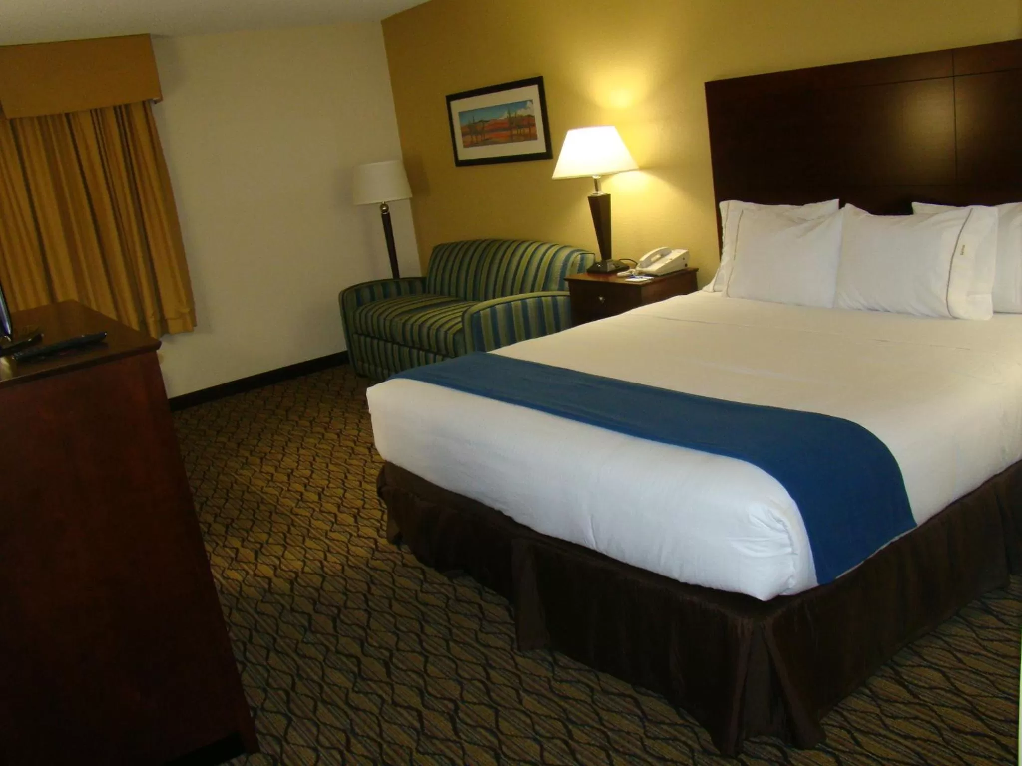 Bed in Holiday Inn Express Scottsdale North by IHG