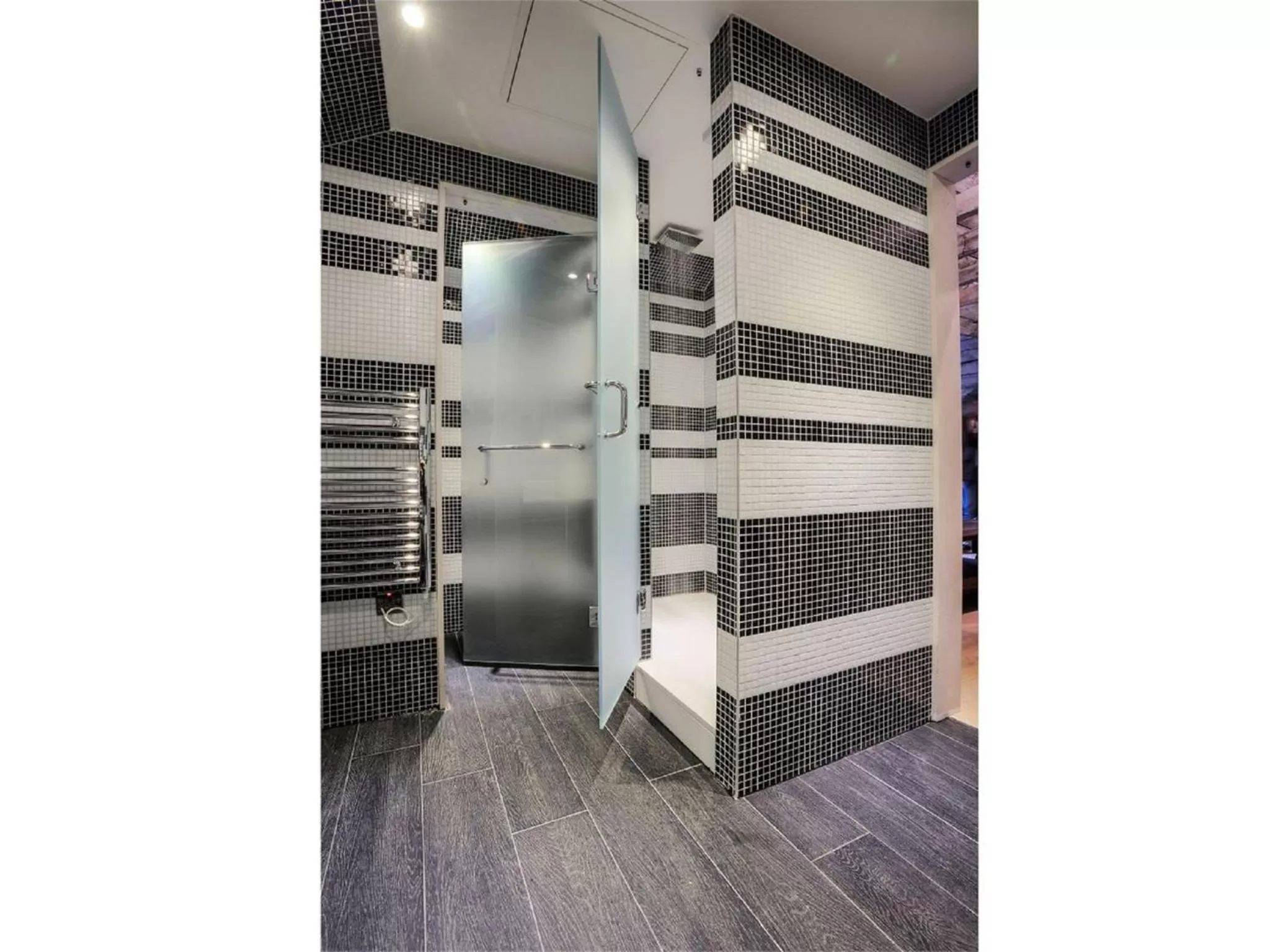 Bathroom, Bed in Stay Central Hotel