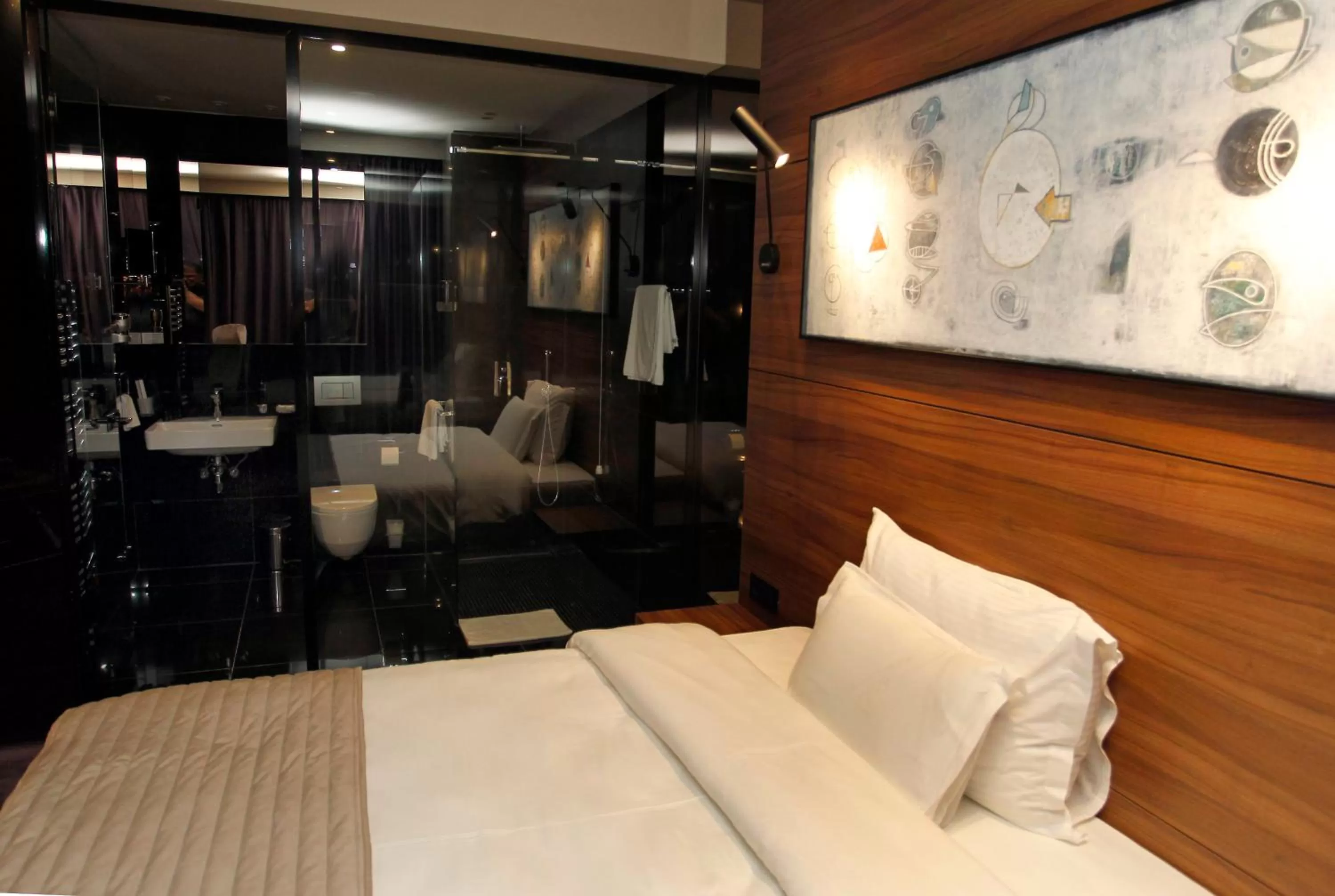 Bathroom, Bed in Ambasador Hotel