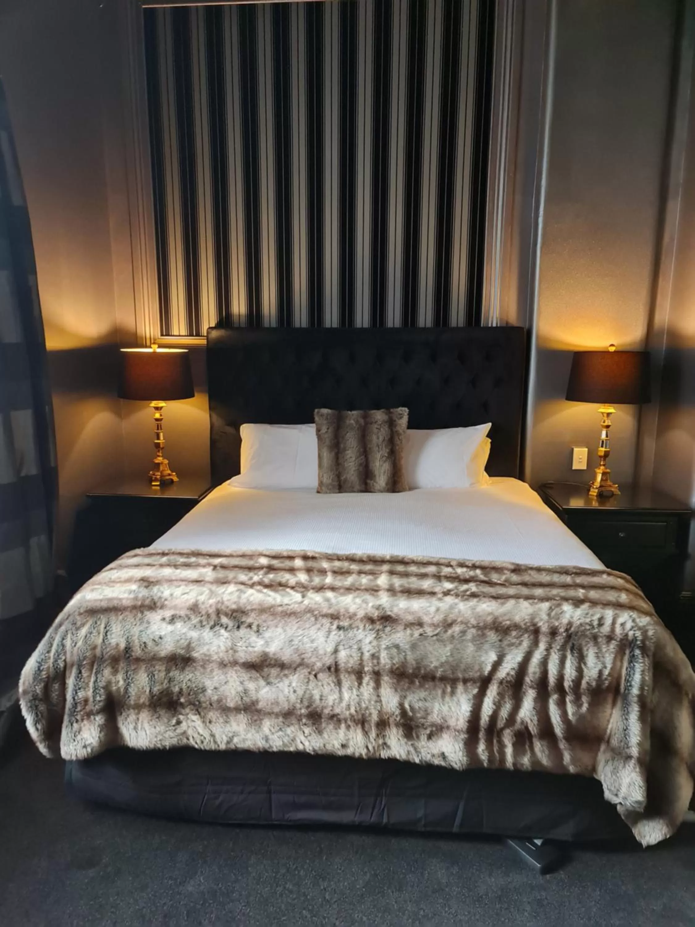 Bedroom, Bed in Hotel D'urville Blenheim