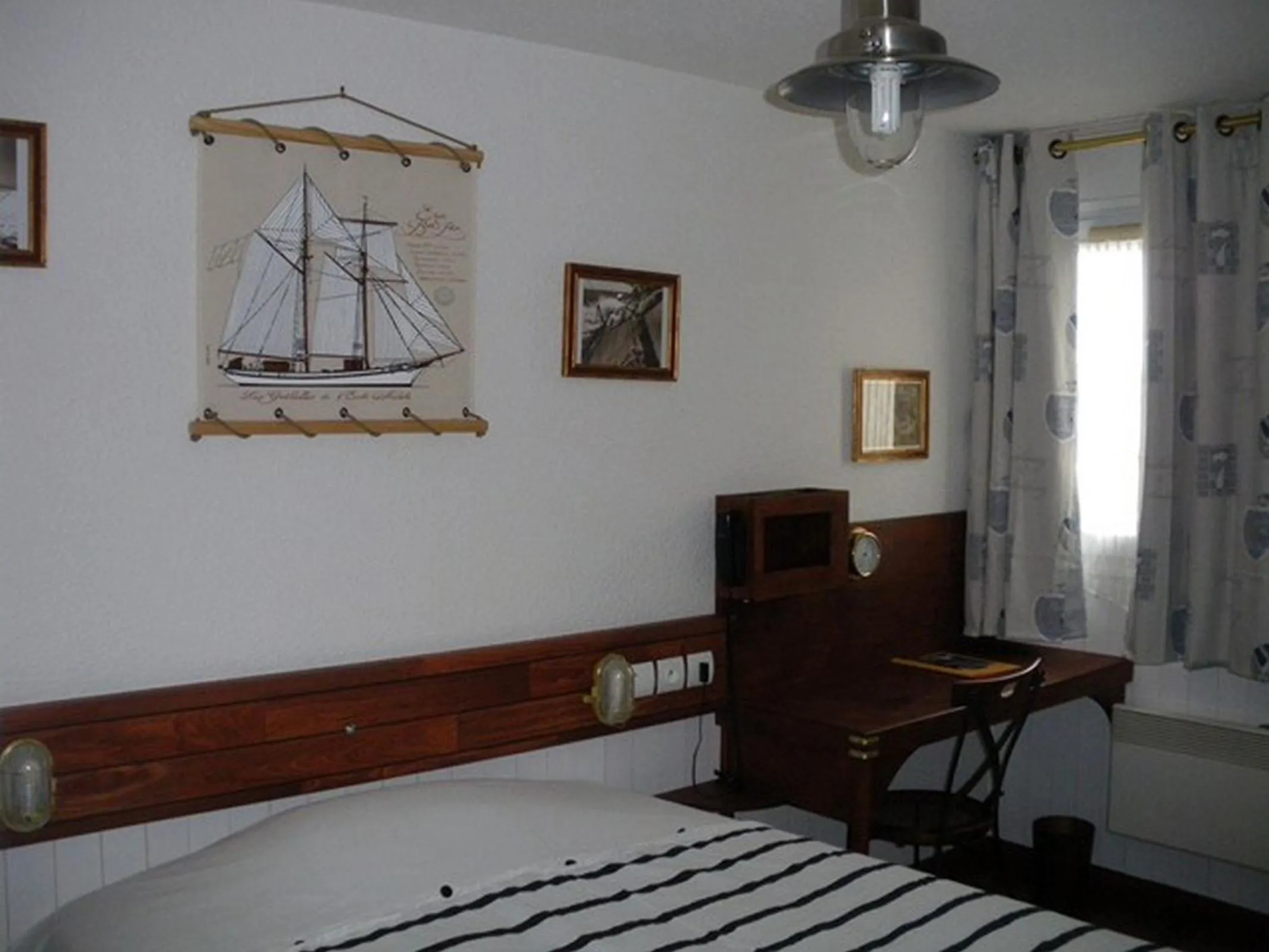 Photo of the whole room, Bed in Contact Hôtel Come Inn