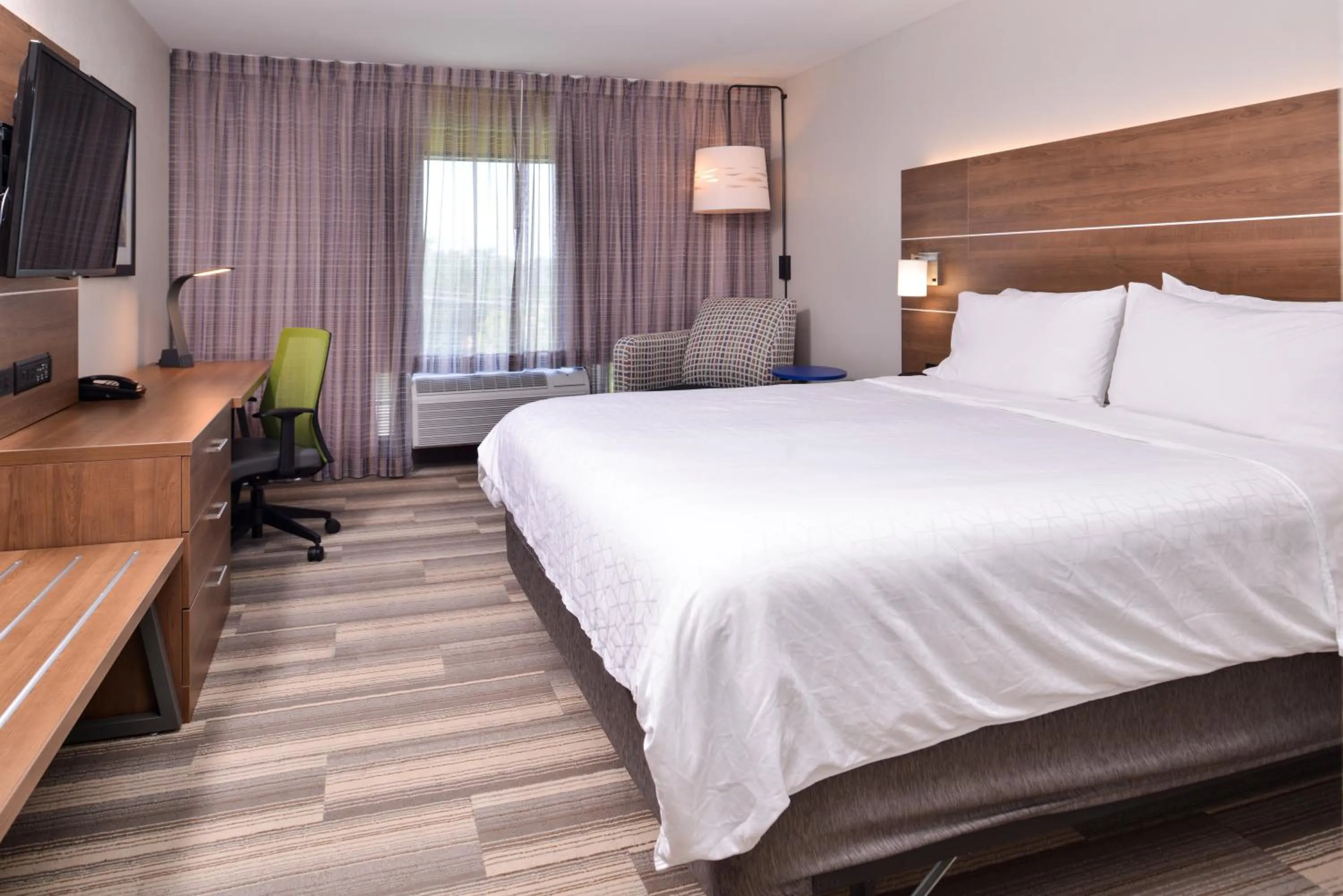 Bed in Holiday Inn Express Hotel & Suites Elgin by IHG