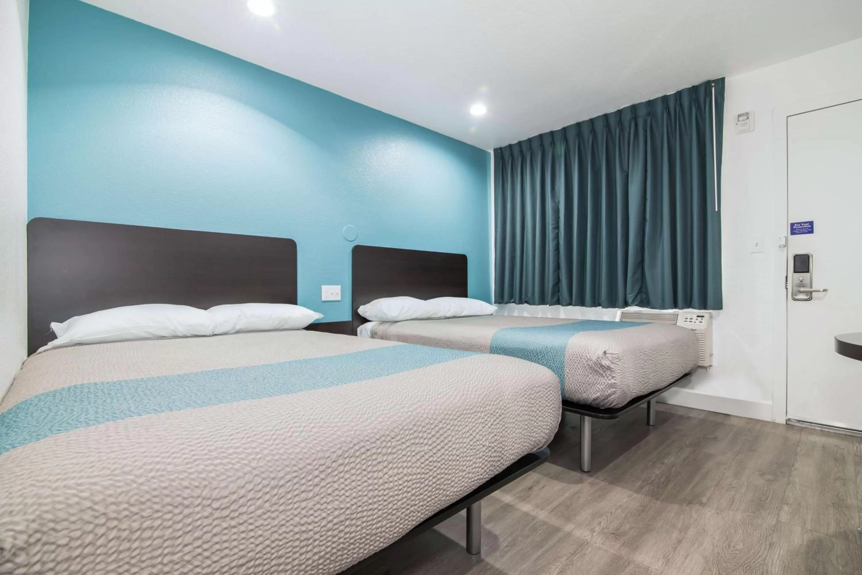 Photo of the whole room, Bed in Motel 6 - Moreno Valley - Riverside March Air Base