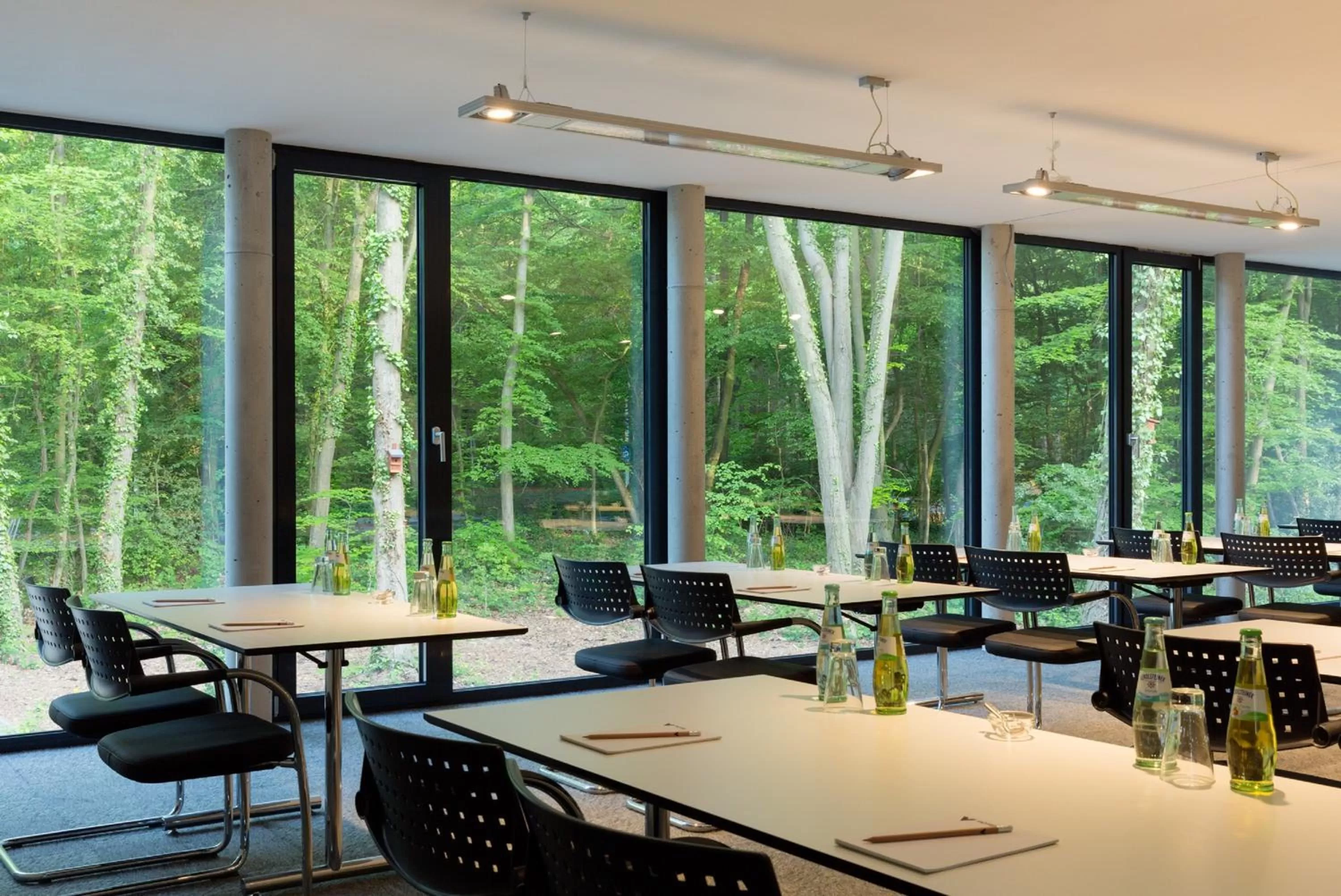 Restaurant/places to eat in V-Hotel