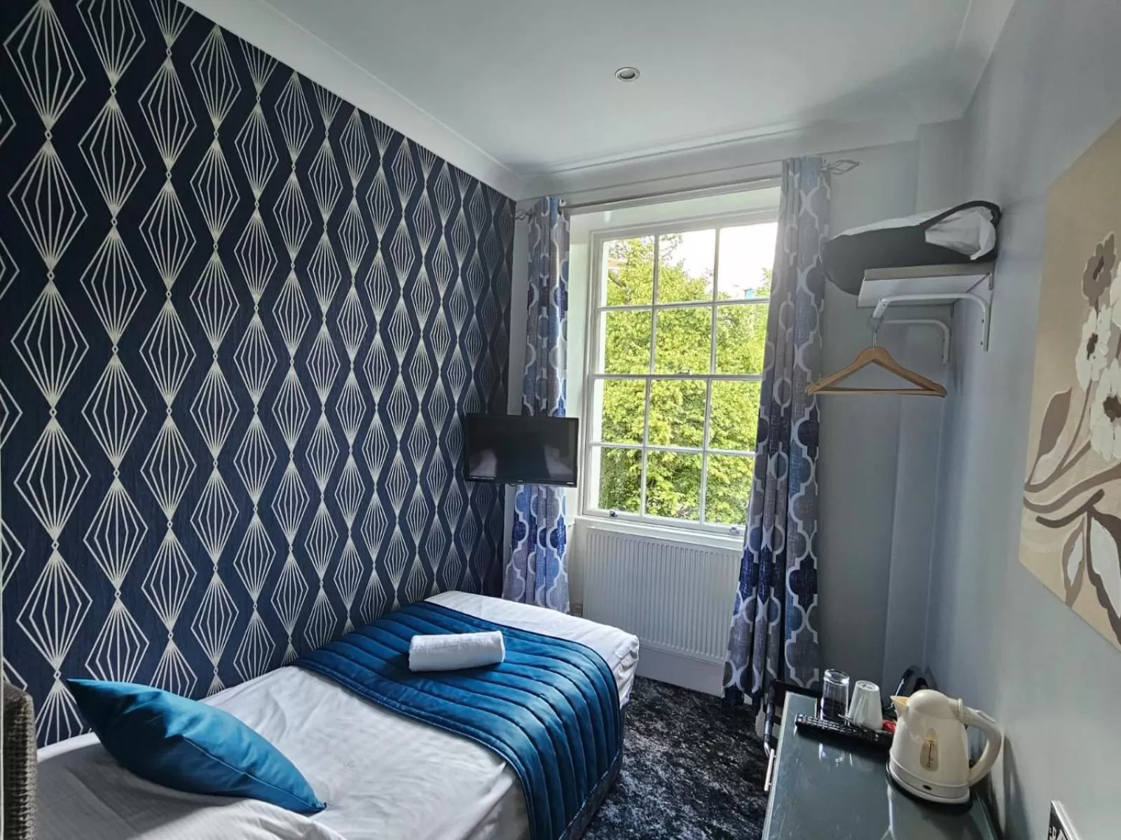 Bedroom, Bed in Mentone Hotel