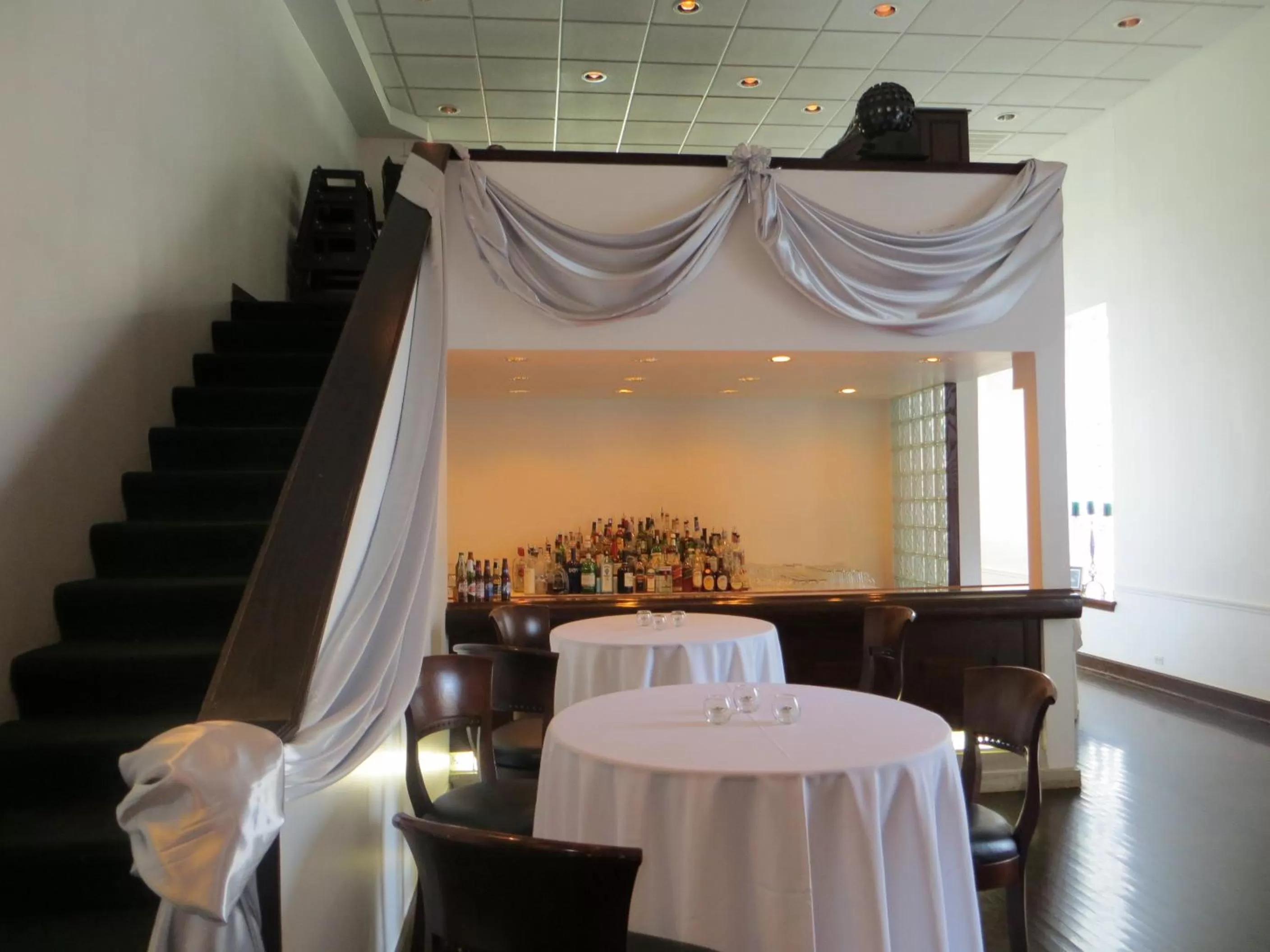 Lounge or bar in The Polo Inn Bridgeport U.S.A.