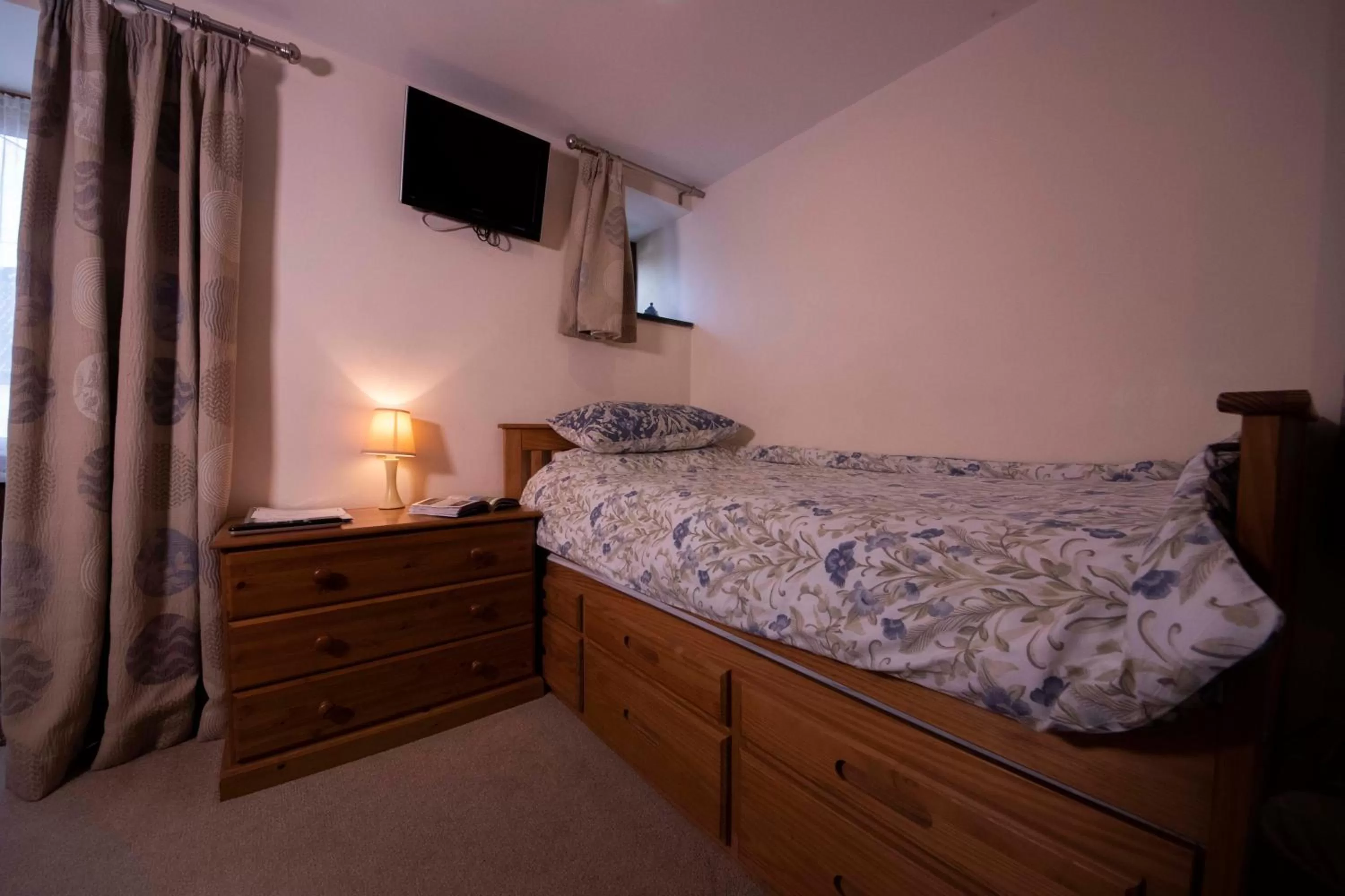 Bedroom, Bed in Polhilsa Farm