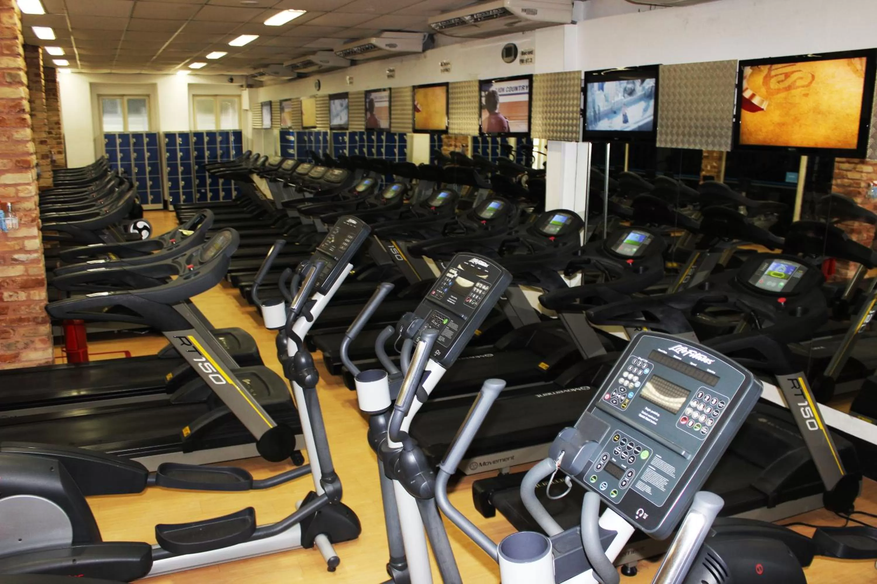 Fitness centre/facilities in Elegance Praia Hotel