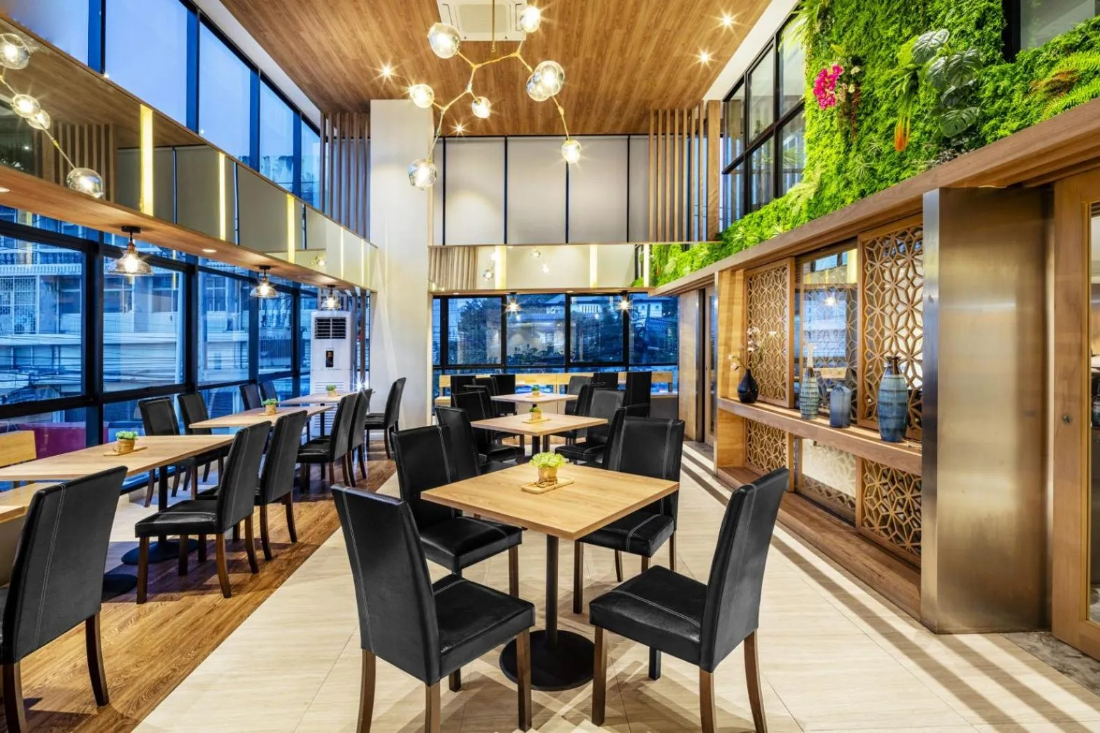 Restaurant/places to eat in Narra Hotel