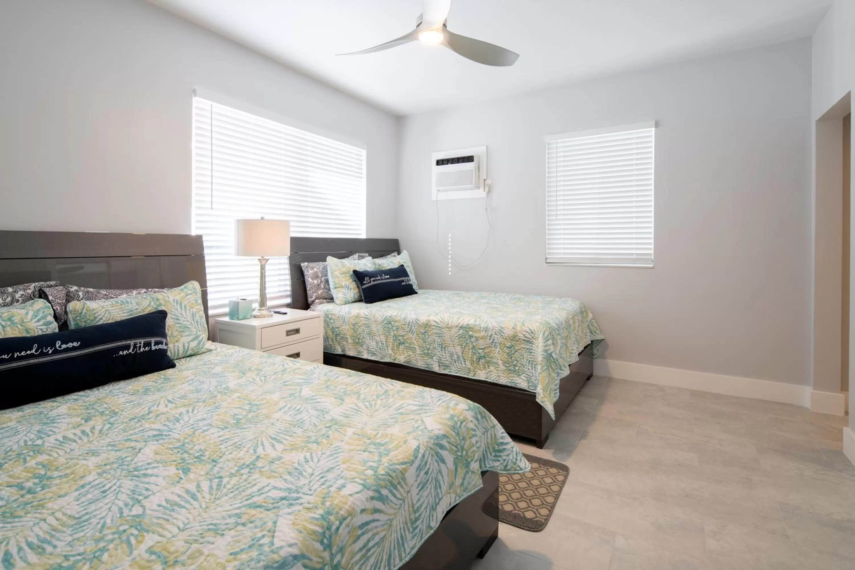 Bedroom, Bed in The Surf Hollywood Beach