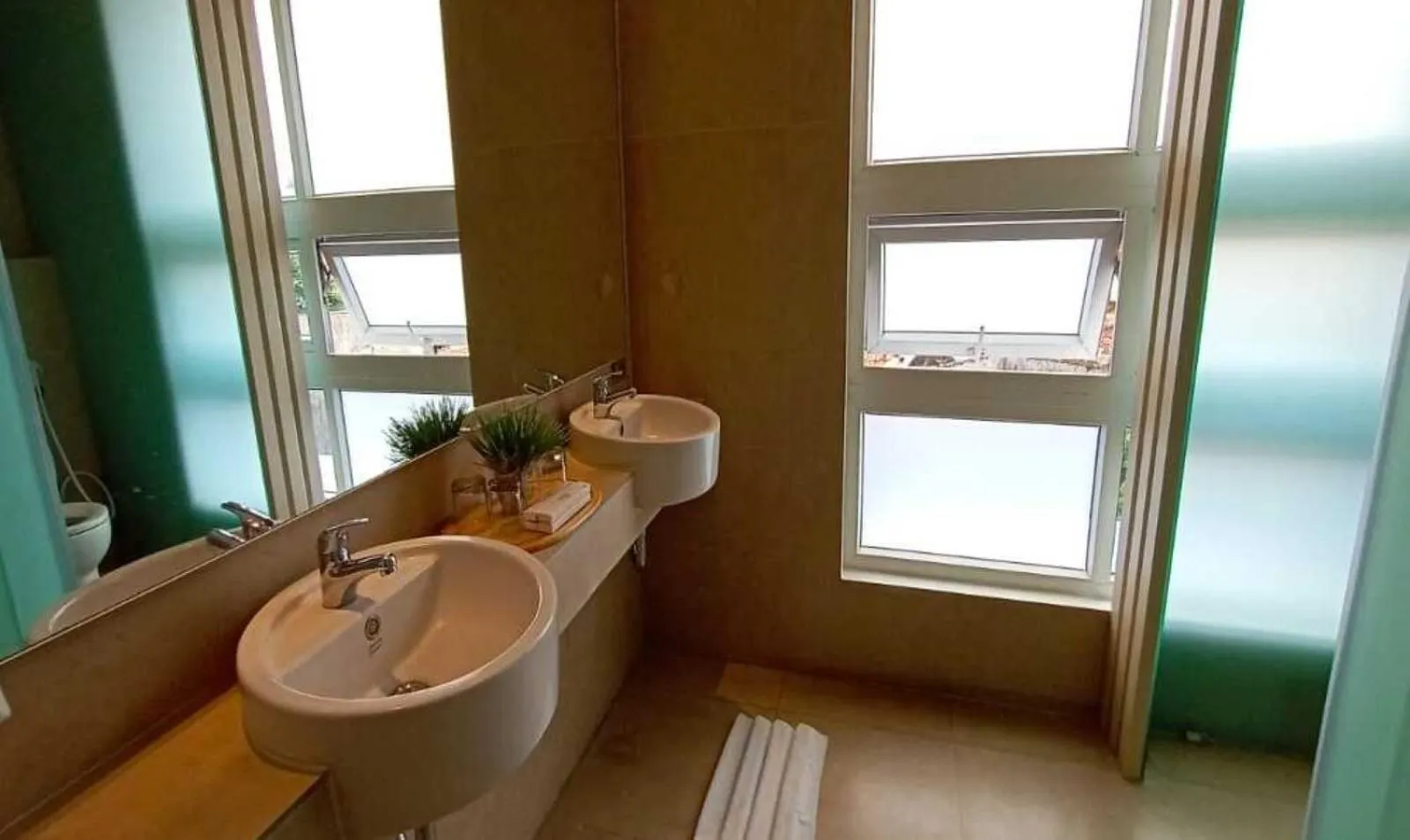 Bathroom in Sparks Odeon Sukabumi, ARTOTEL Curated