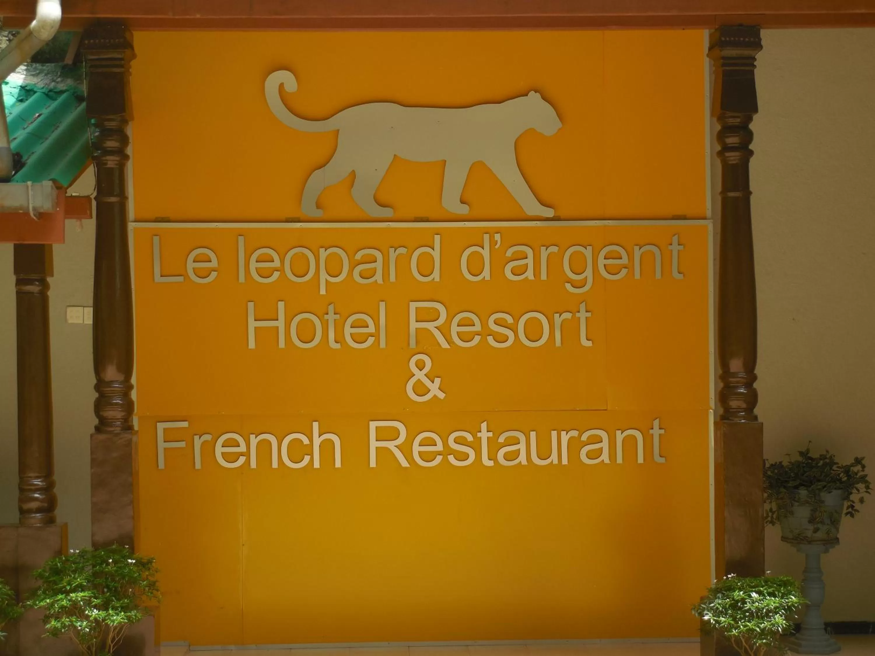 Property building, Property Logo/Sign in Le leopard d 'argent