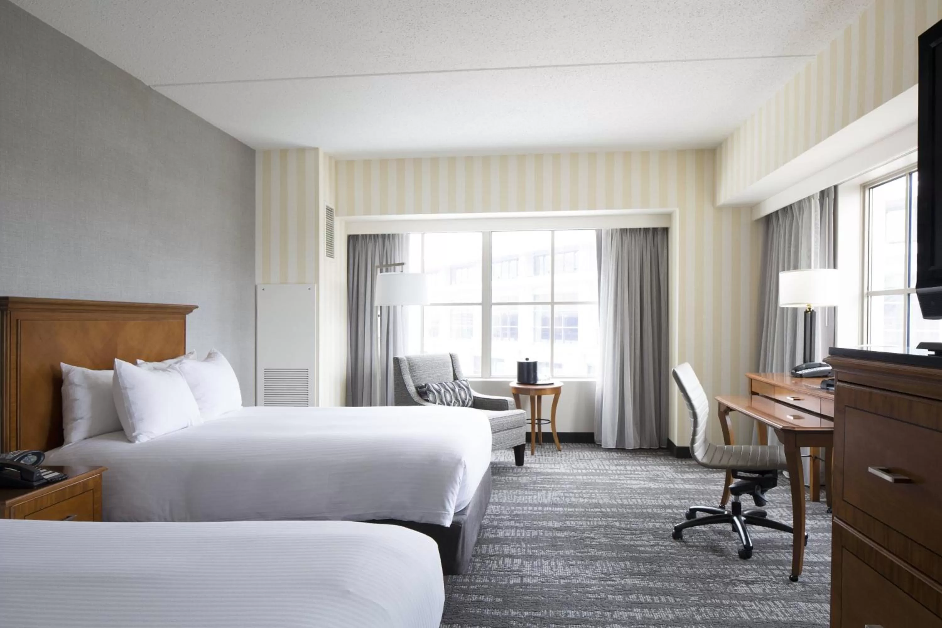 Photo of the whole room, Bed in Hartford Marriott Downtown