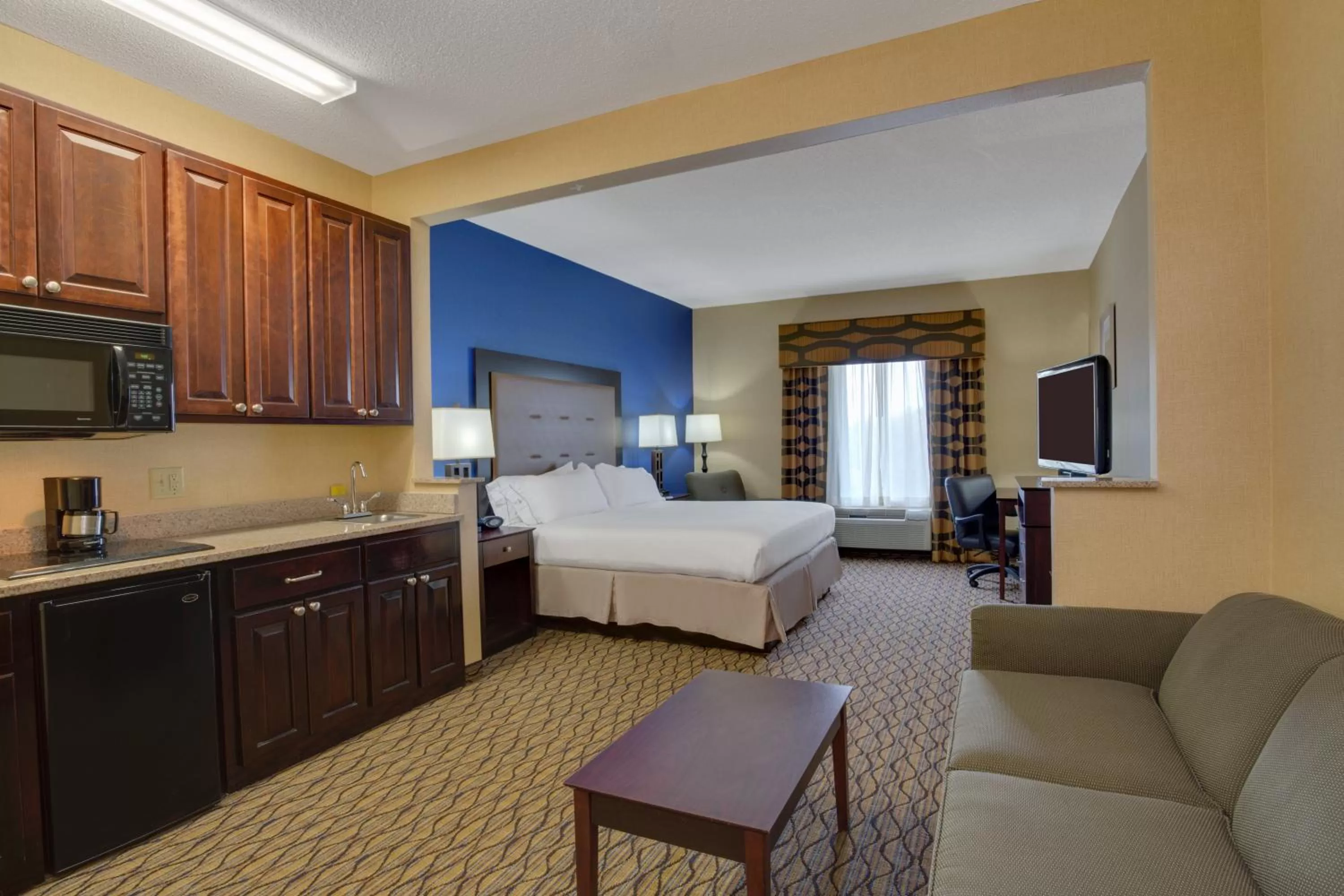 Photo of the whole room, Bed in Holiday Inn Express Tower Center New Brunswick by IHG