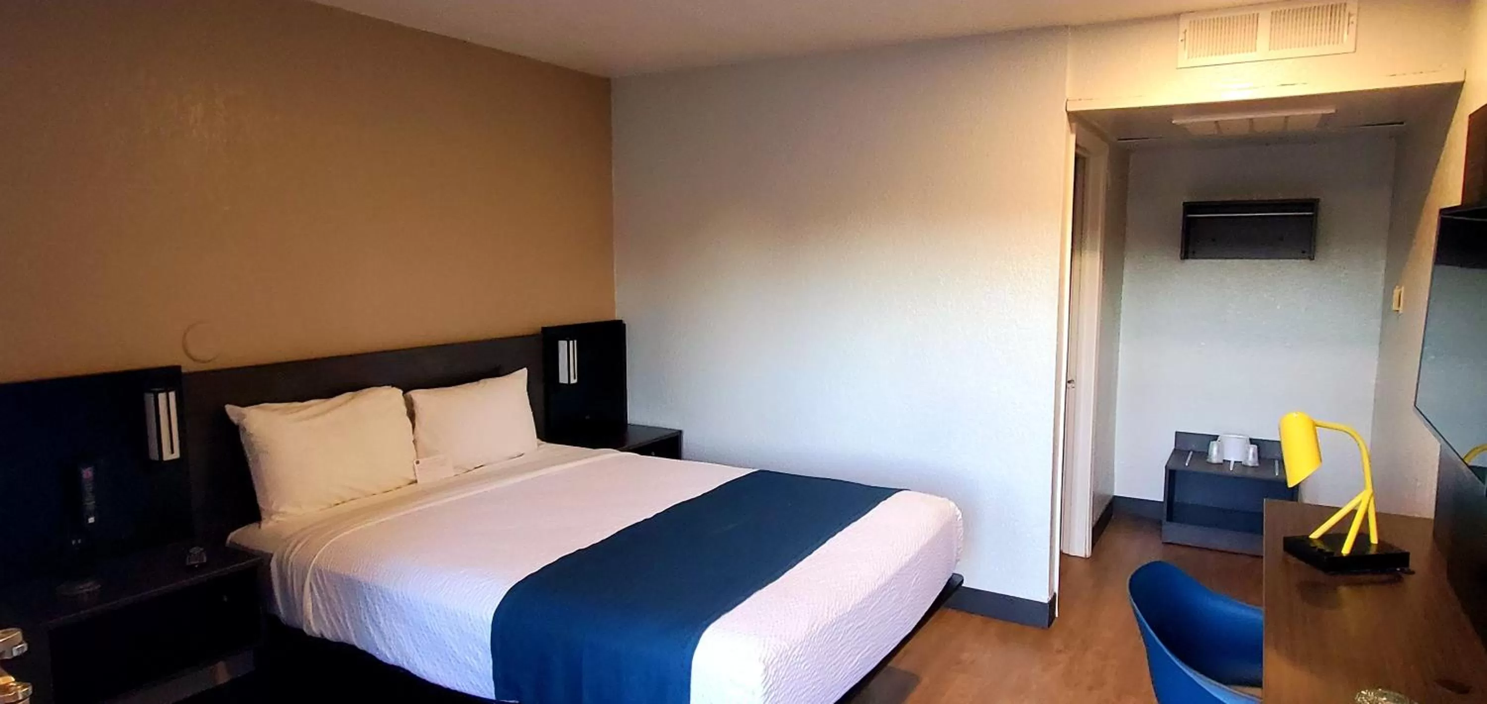 Bedroom in Motel 6-Palmdale, CA