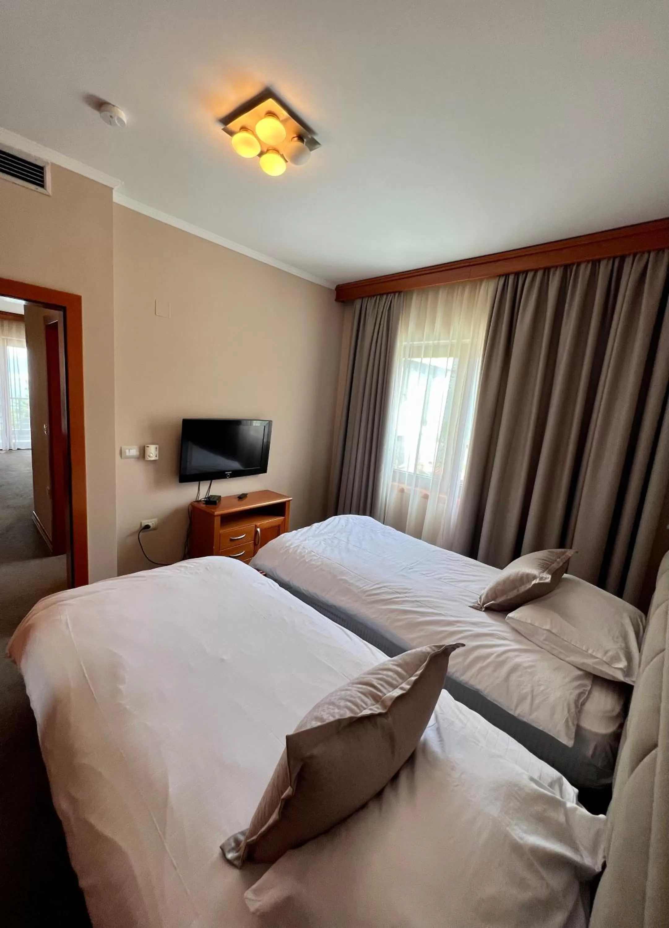 Bedroom, Bed in Hotel Millennium