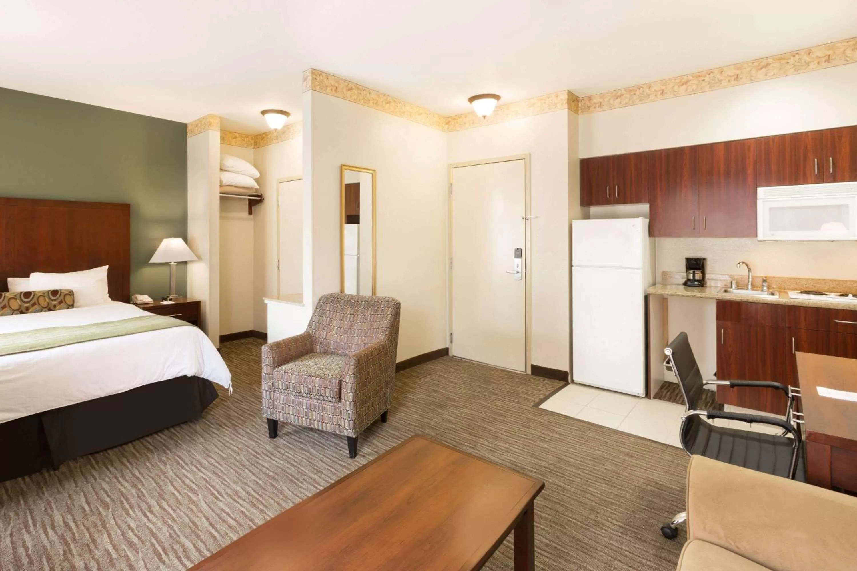 Photo of the whole room, Bed in Hawthorn Suites by Wyndham Rancho Cordova/Folsom
