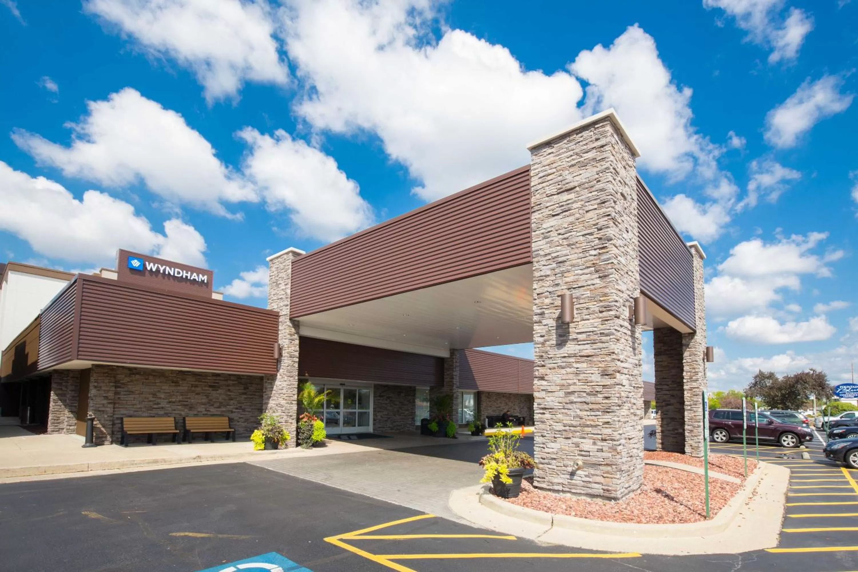 Property building in Wyndham Chicago O'Hare