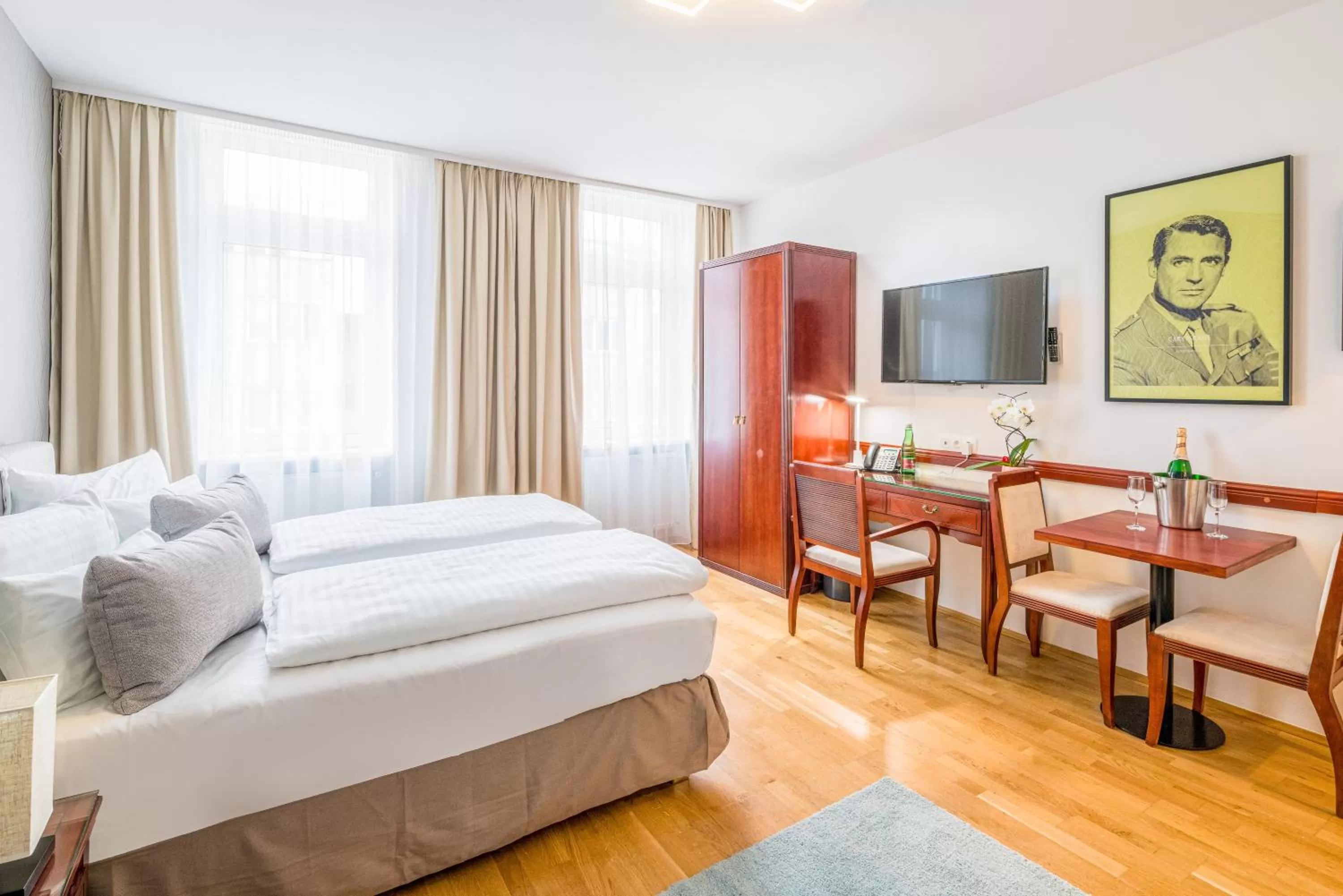 Photo of the whole room, Bed in Best Western Plus Celebrity Suites