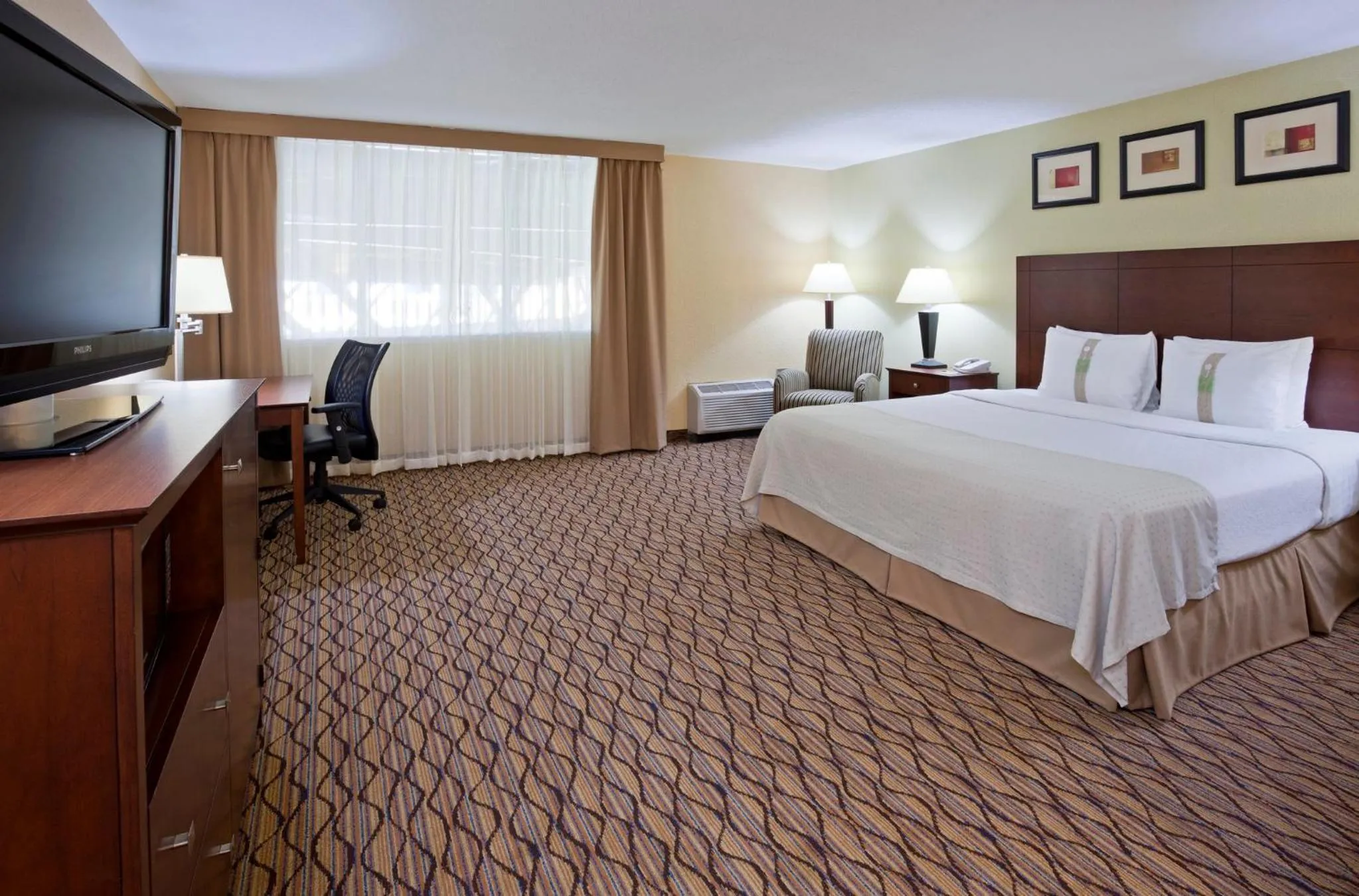 Photo of the whole room, Bed in Holiday Inn Bloomington Airport South-Mall Area by IHG