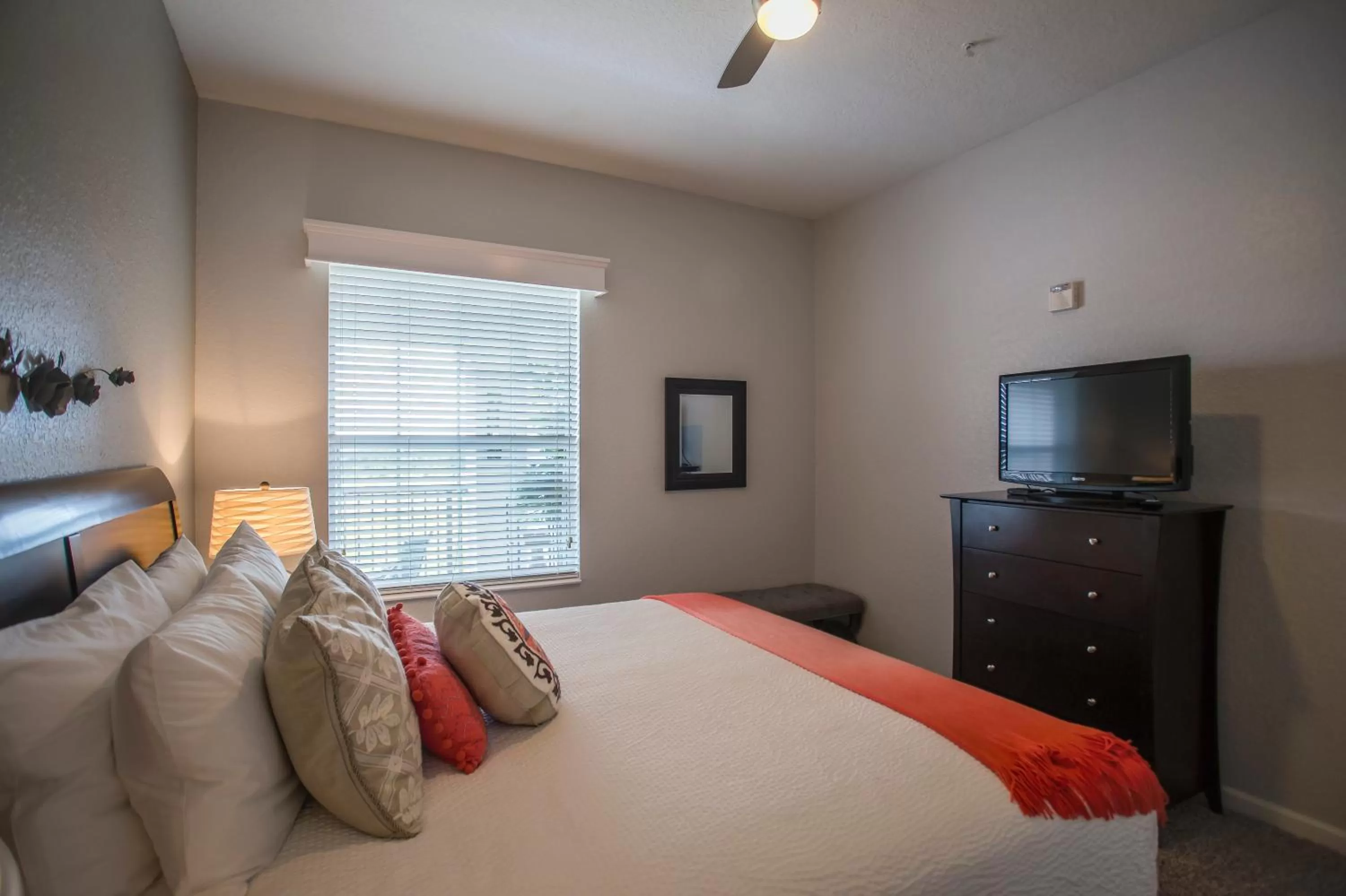 Photo of the whole room, Bed in Orlando Escape