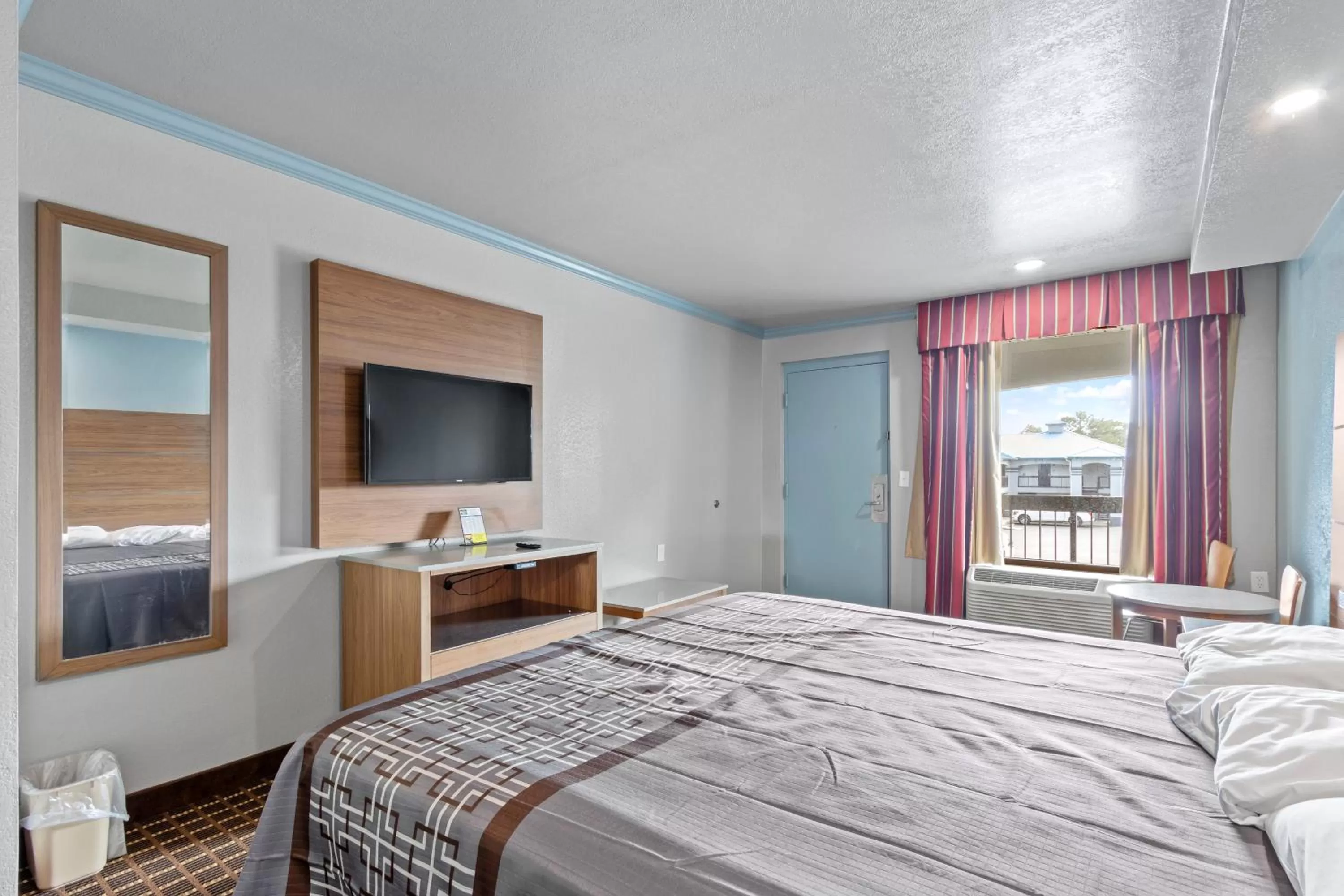 Bedroom, Bed in Regency Inn Near Boardwalk & Hurlburt Field