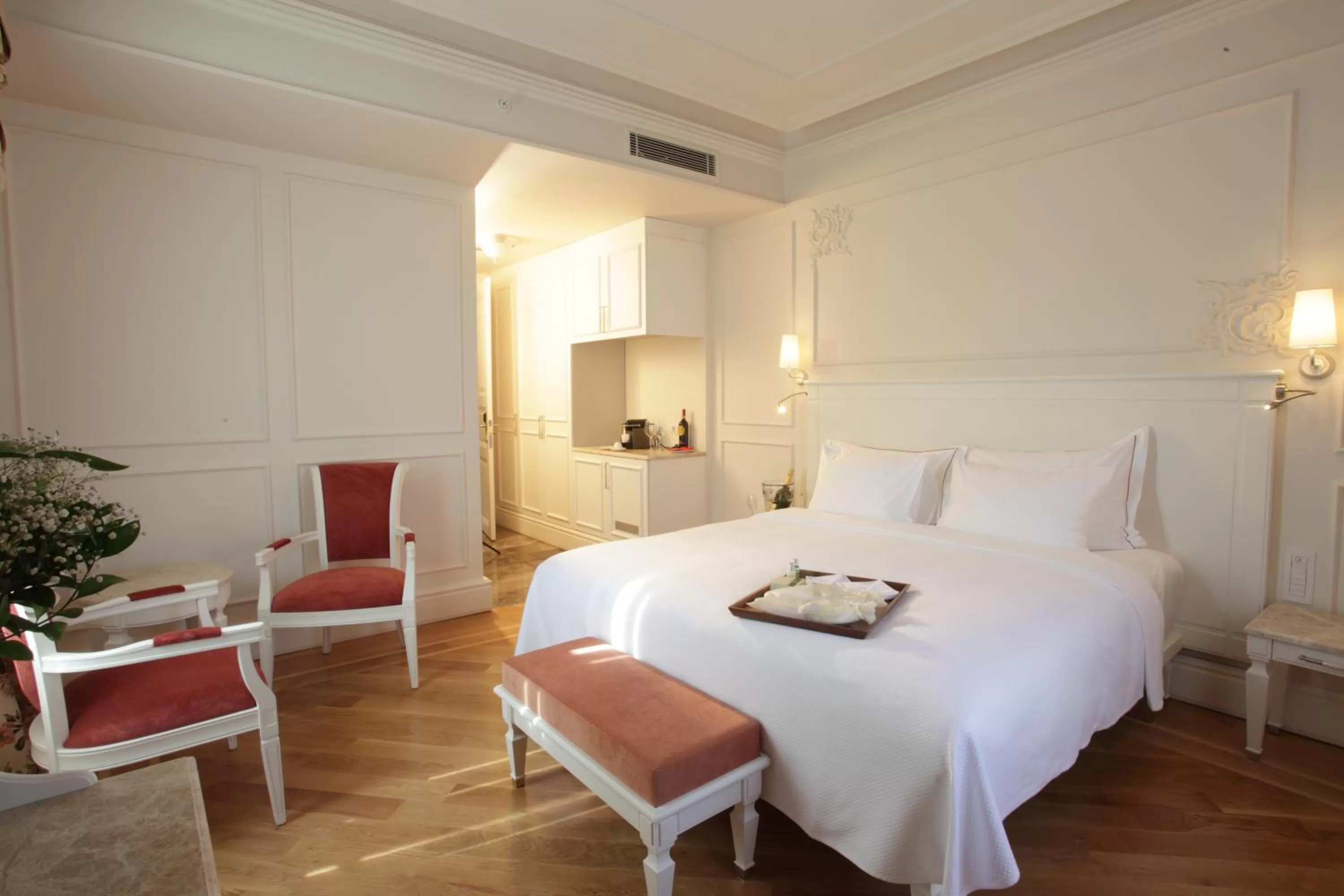 Photo of the whole room, Bed in Corinne Art & Boutique Hotel