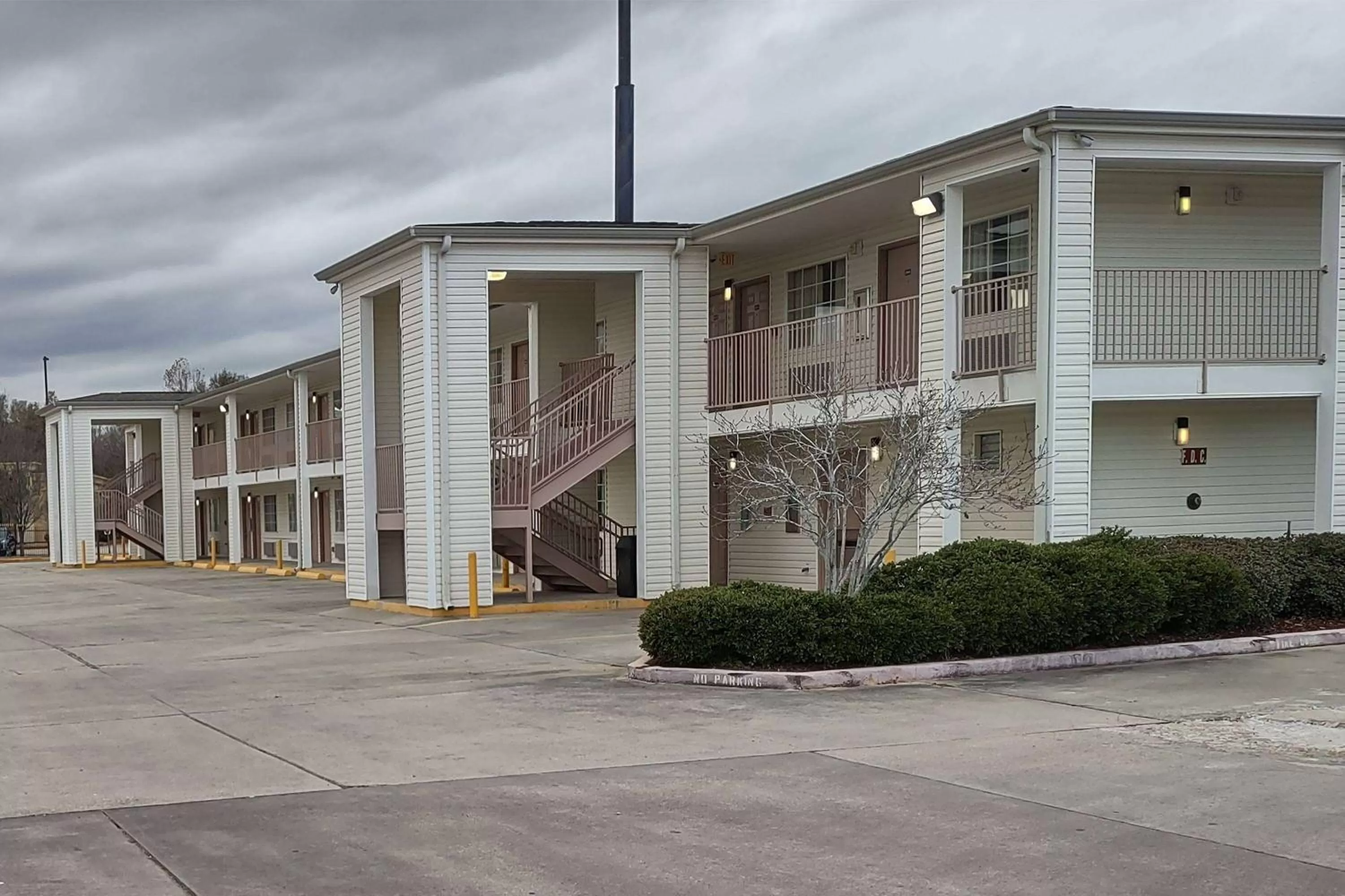 Property building in Carom Inn Denham Springs-BatonRouge