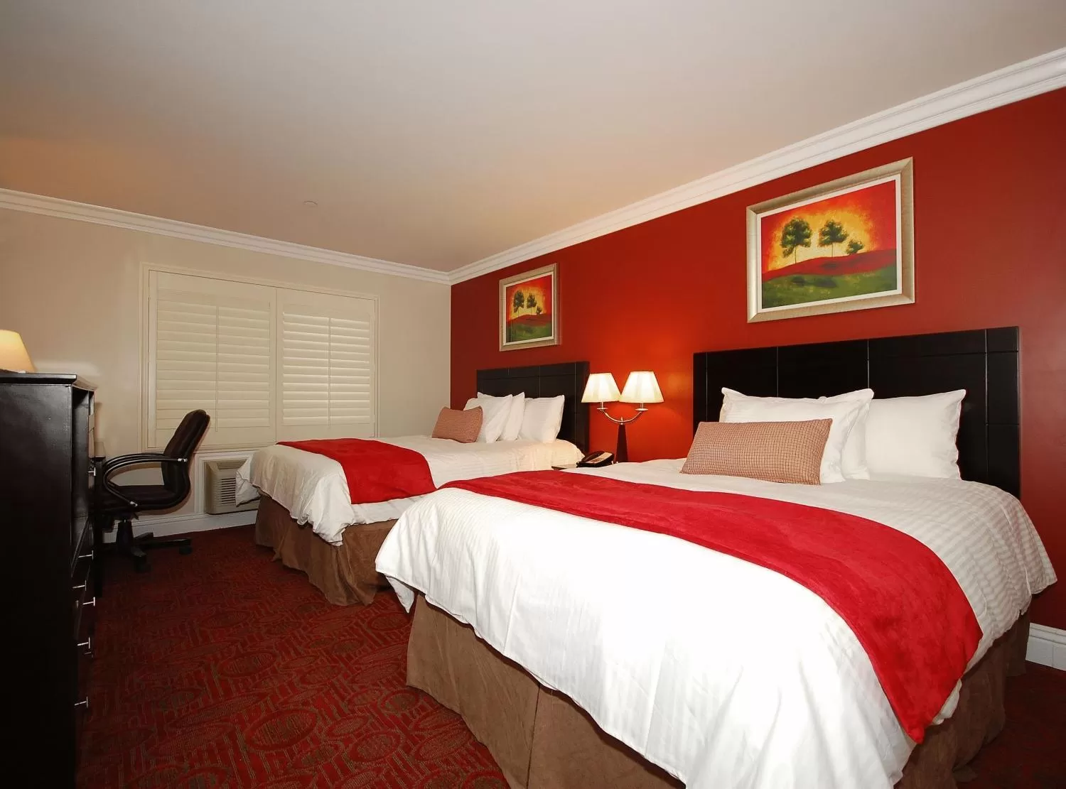 Bed in Best Western Burbank Airport Inn